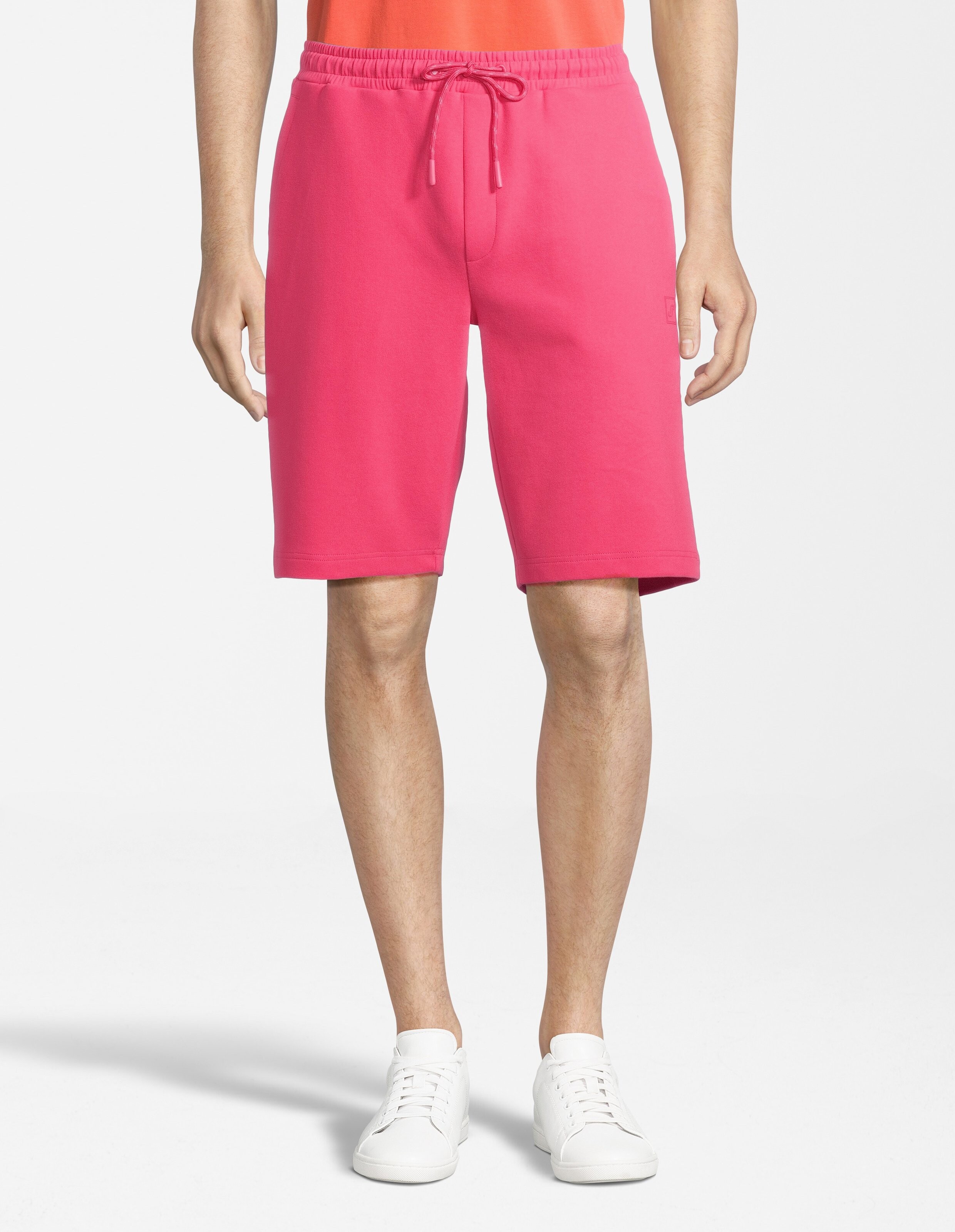 Leuchtend pinke Shorts mit elastischem Bund und Kordelzug, knielang und aus glattem Stoff, auf hellem Hintergrund präsentiert.