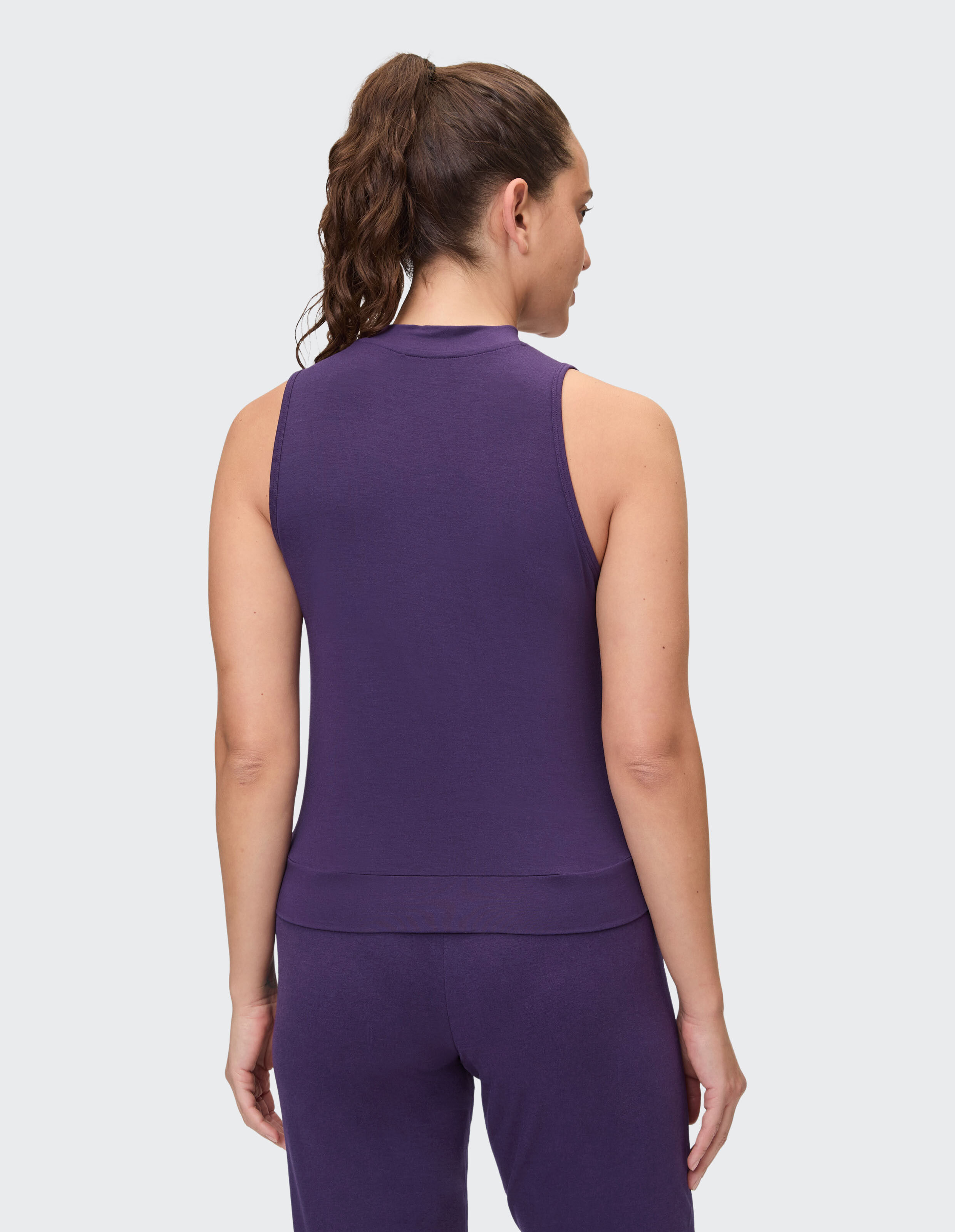 Rückansicht des Venice Beach Tanktop Aria in Lila, einem gemütlichen, ärmellosen Freizeit-Top.