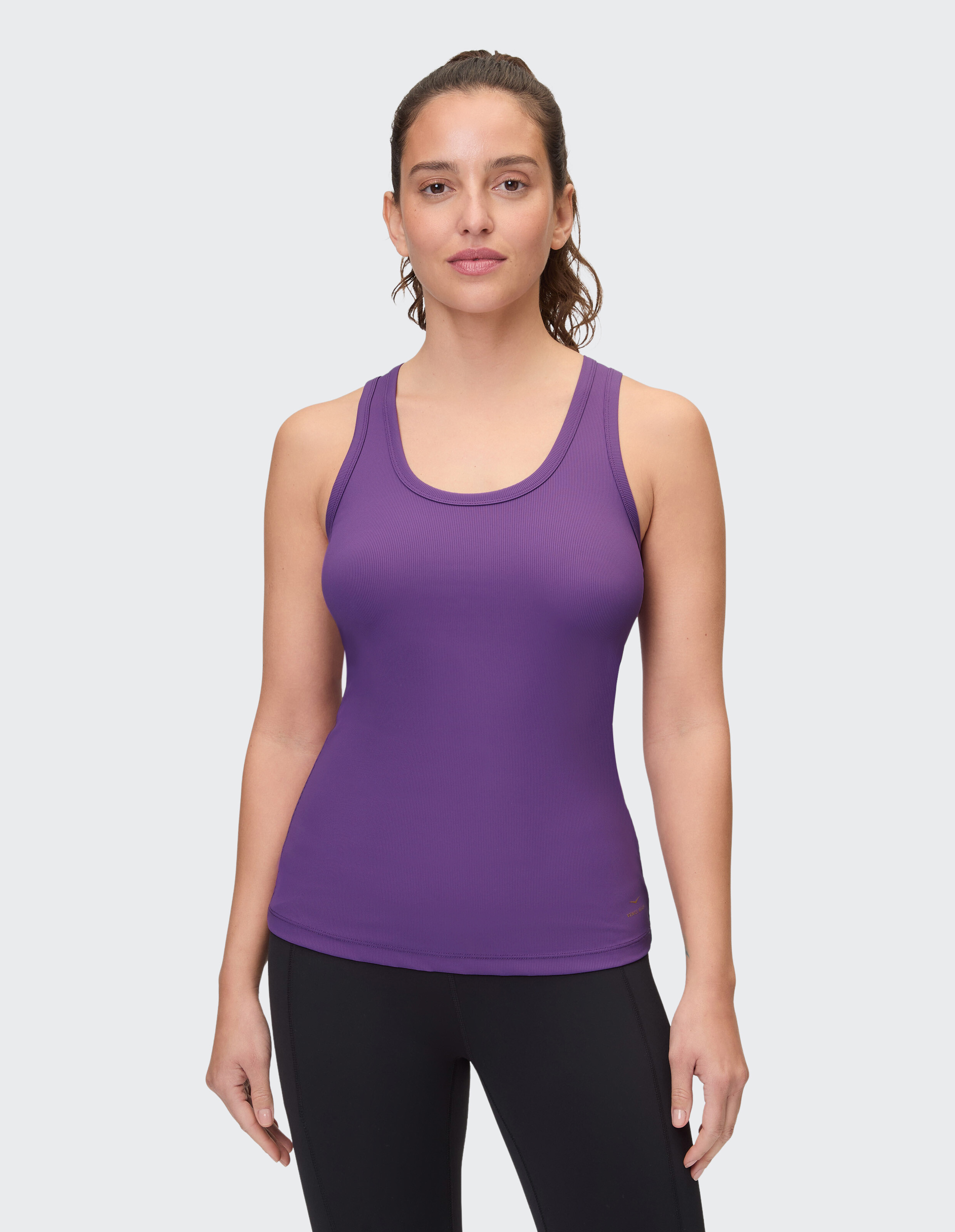 Lilafarbenes, tailliertes Tanktop für Damen, perfekt für Freizeitkleidung und Workouts.