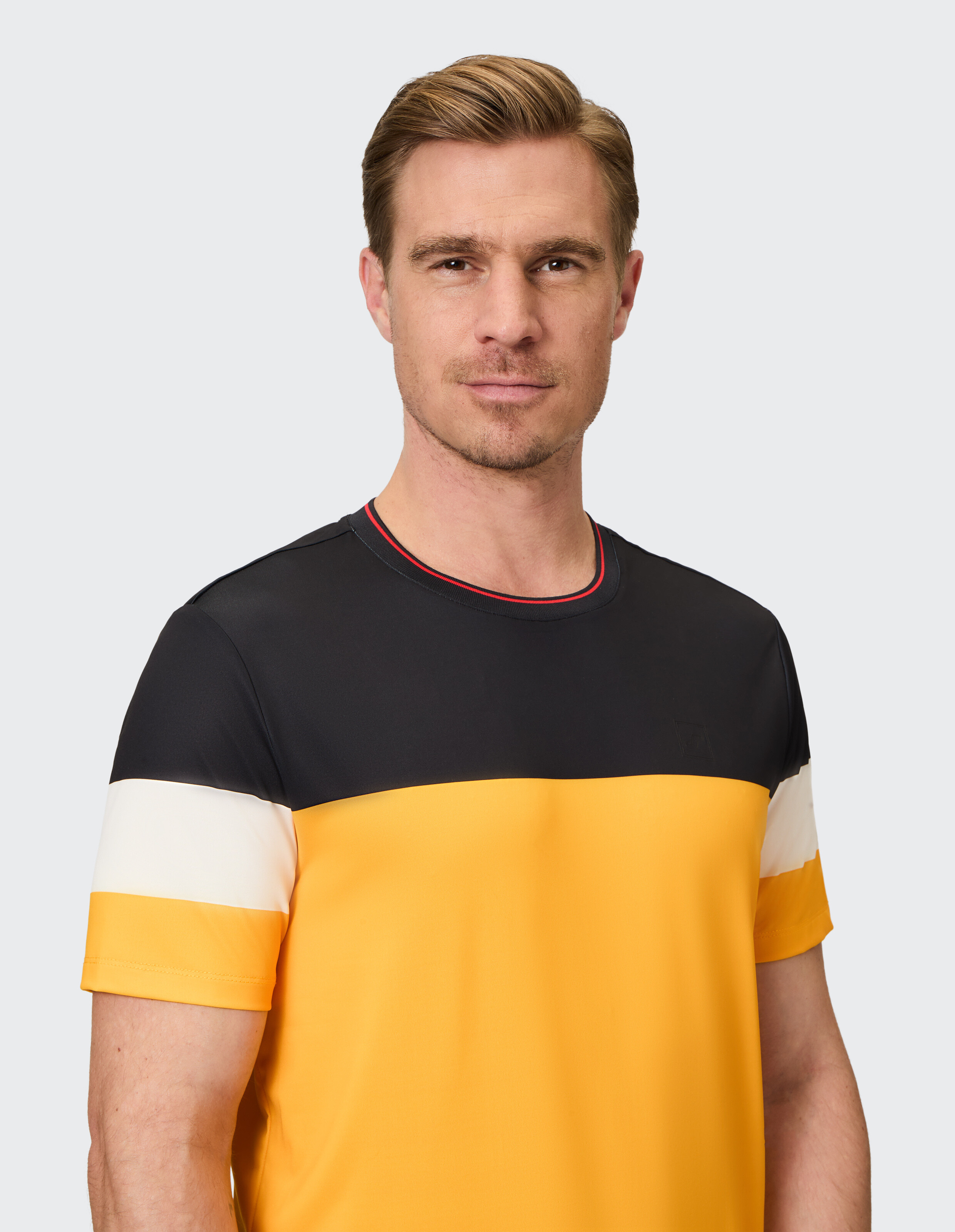 Lässiges Herren-T-Shirt im Farbblock-Design in Schwarz, Gelb und Weiß, perfekt für entspannte Ausflüge.