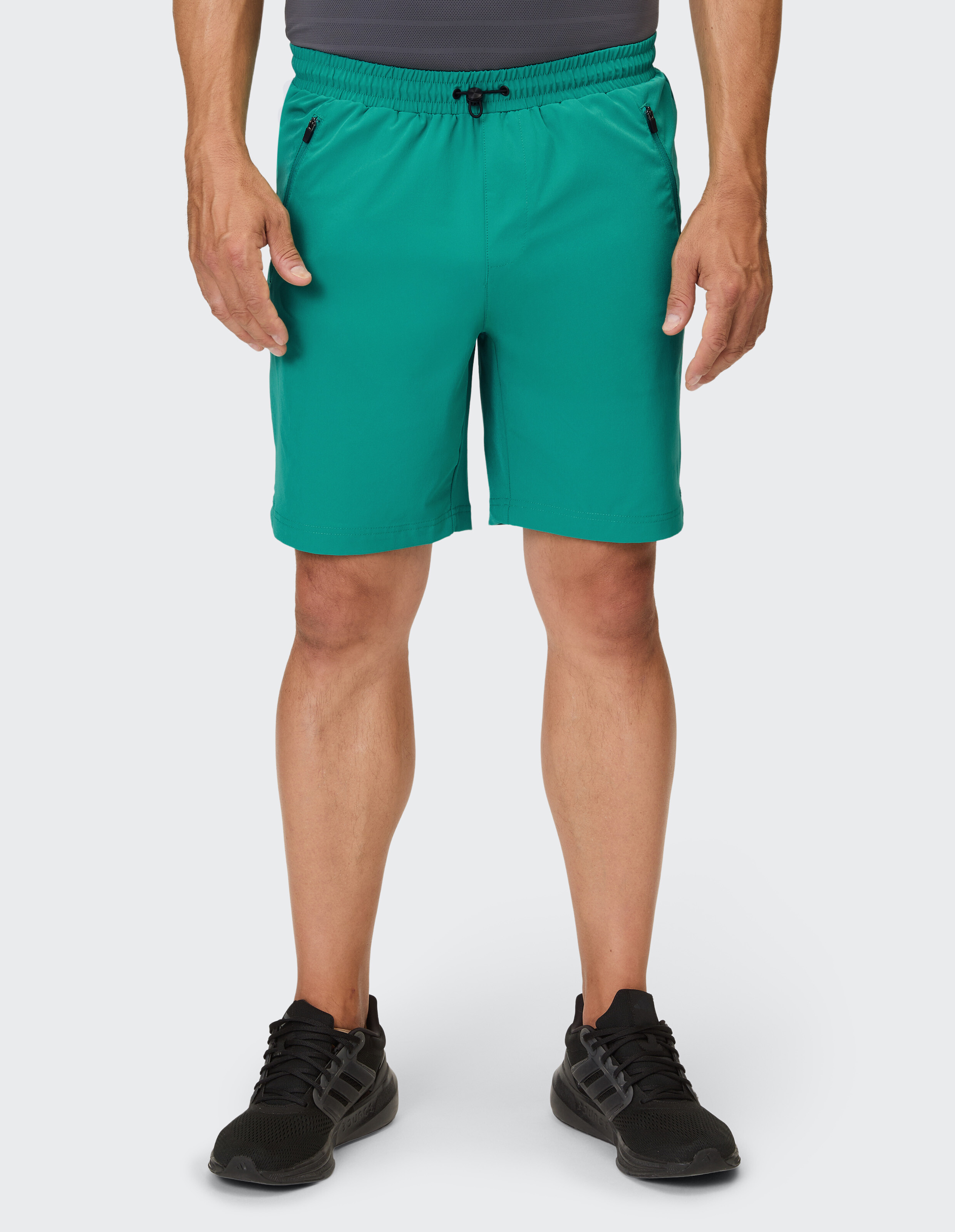 Blaugrüne Freizeitshorts für Herren mit elastischem Bund und Seitentaschen.