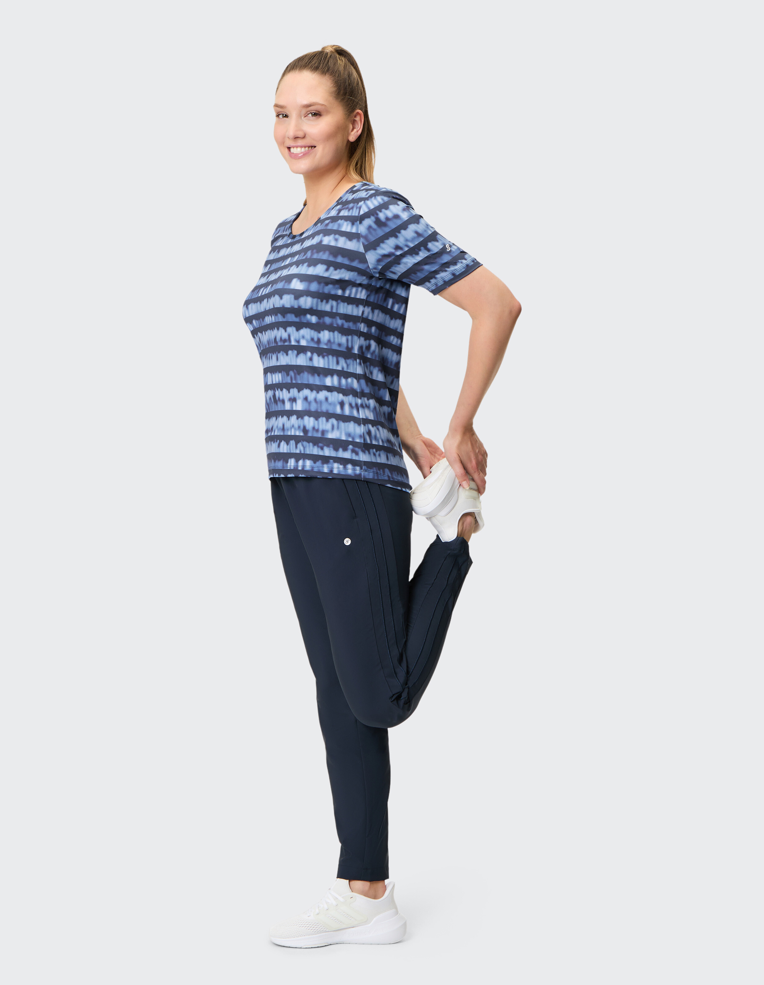 Blau und weiß gestreiftes T-Shirt mit kurzen Ärmeln und rundem Ausschnitt, aus leichtem Material in welligem Muster.