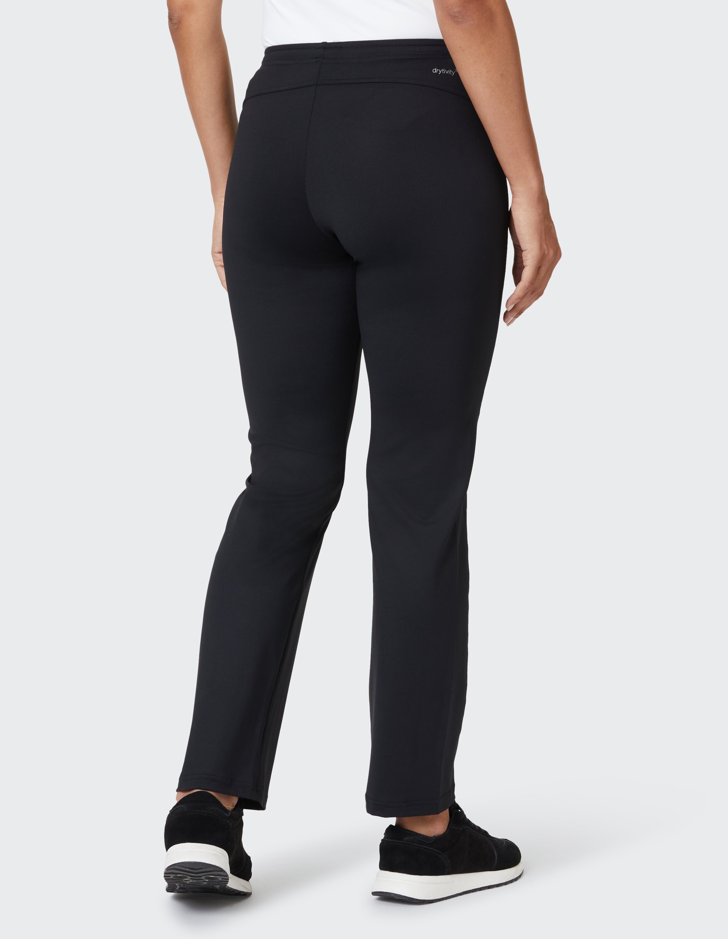 Rückansicht einer schwarzen Freizeithose, perfekt zum Faulenzen oder Reisen.
