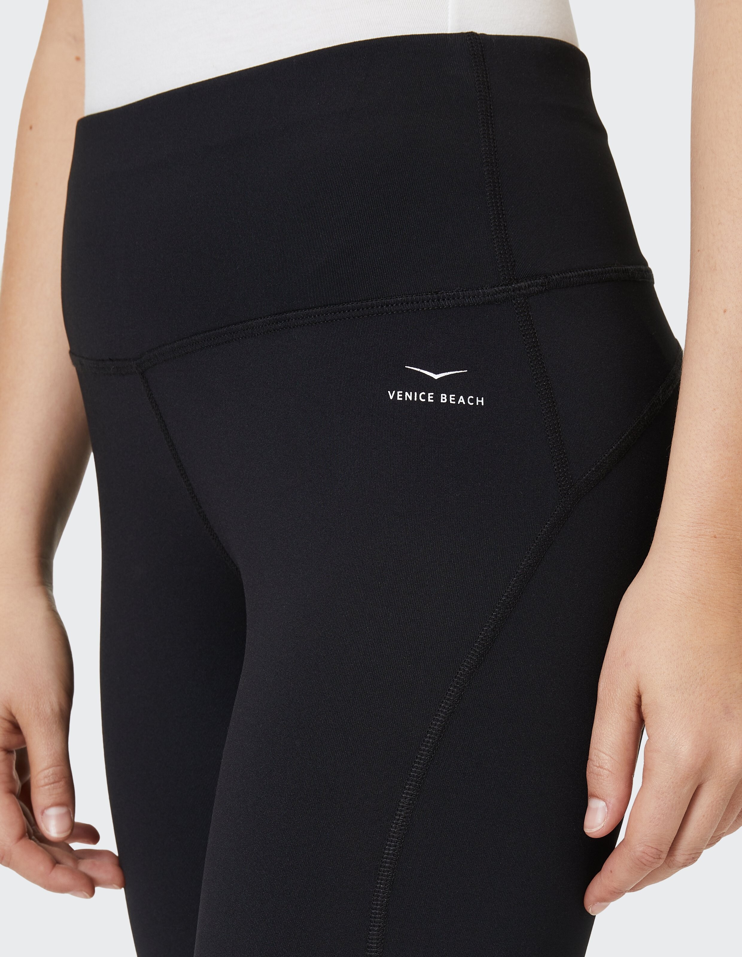 Nahaufnahme einer schwarzen Leggings mit Venice Beach-Logo, perfekt für Freizeitkleidung.