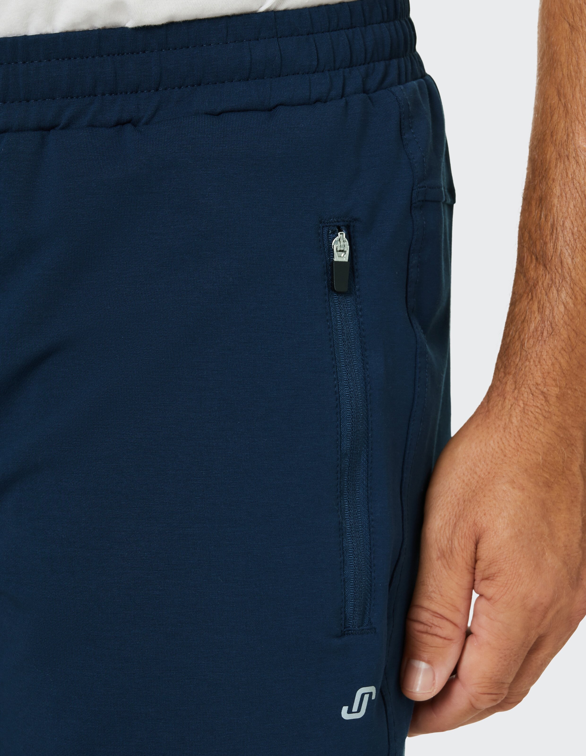Dunkelblaue Shorts mit elastischem Bund und seitlichem Reißverschluss in einem schlichten, funktionalen Design für Freizeitaktivitäten.