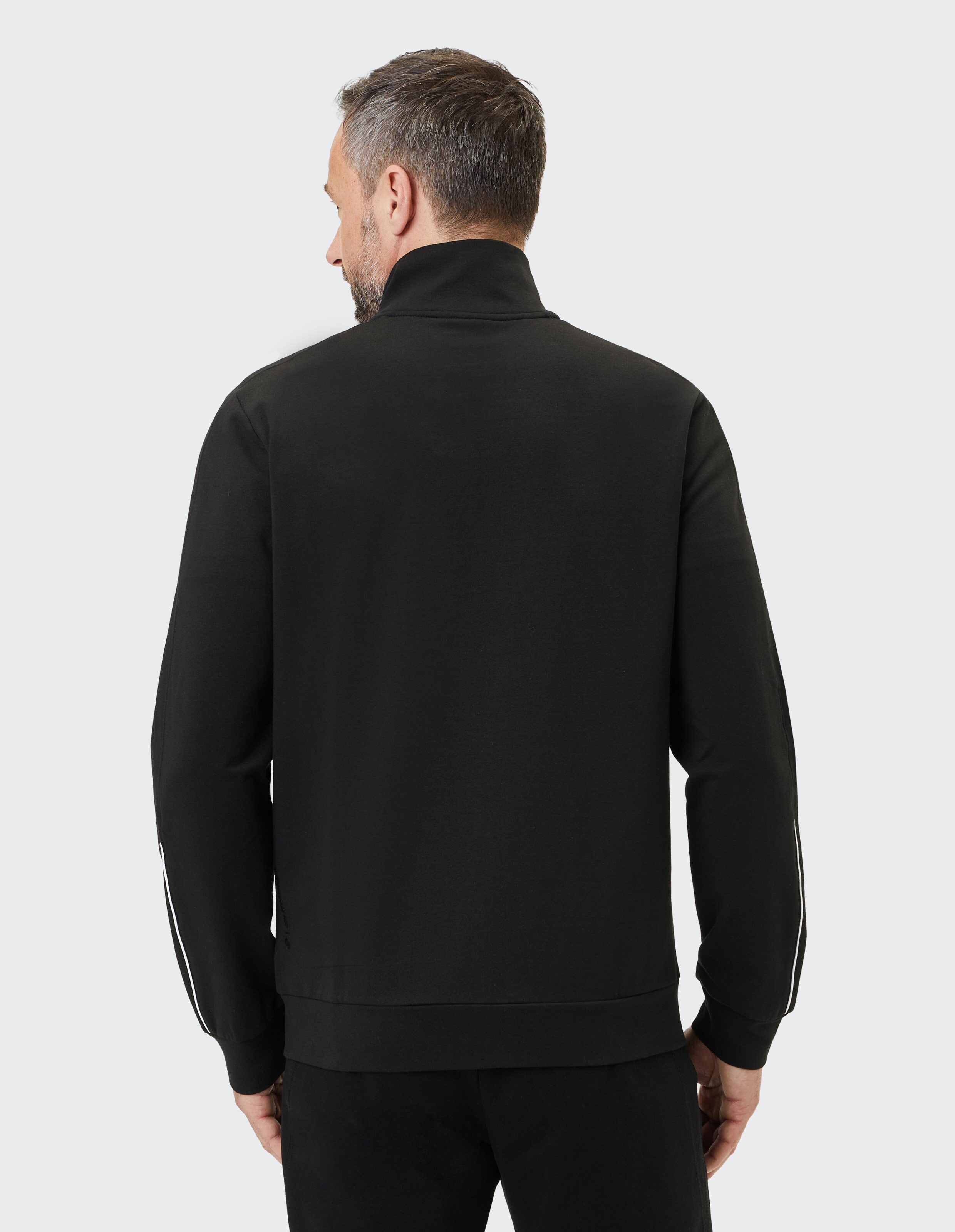 Schwarze Jacke mit Stehkragen, Frontreißverschluss und zwei Seitentaschen, schlichtes Design, ideal für kühle Tage.