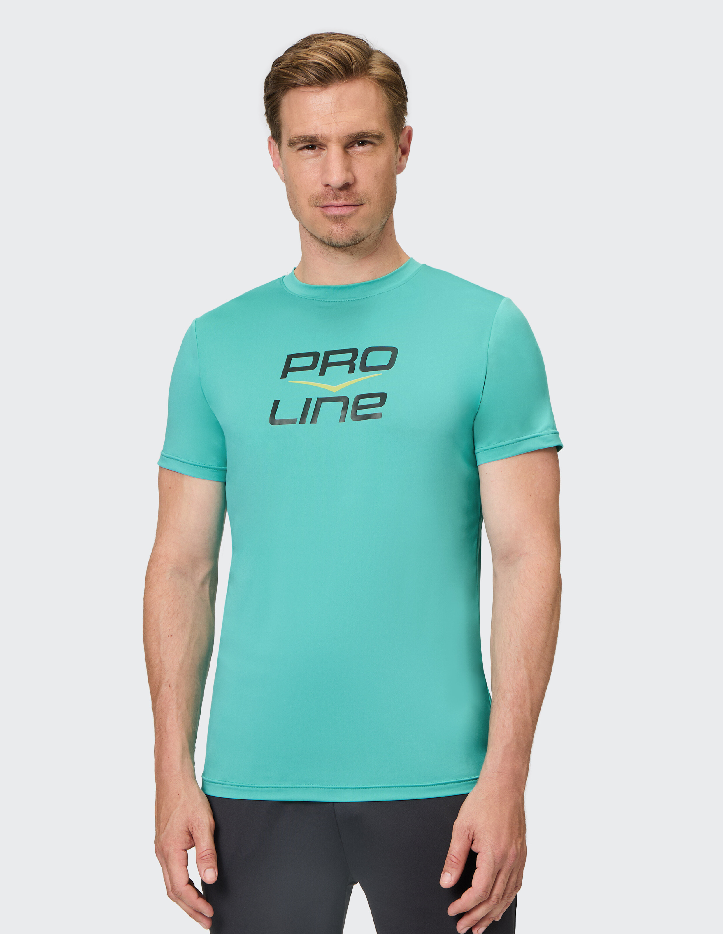 Mann trägt ein türkisfarbenes, kurzärmeliges Freizeit-T-Shirt mit Pro Line-Grafikdruck.