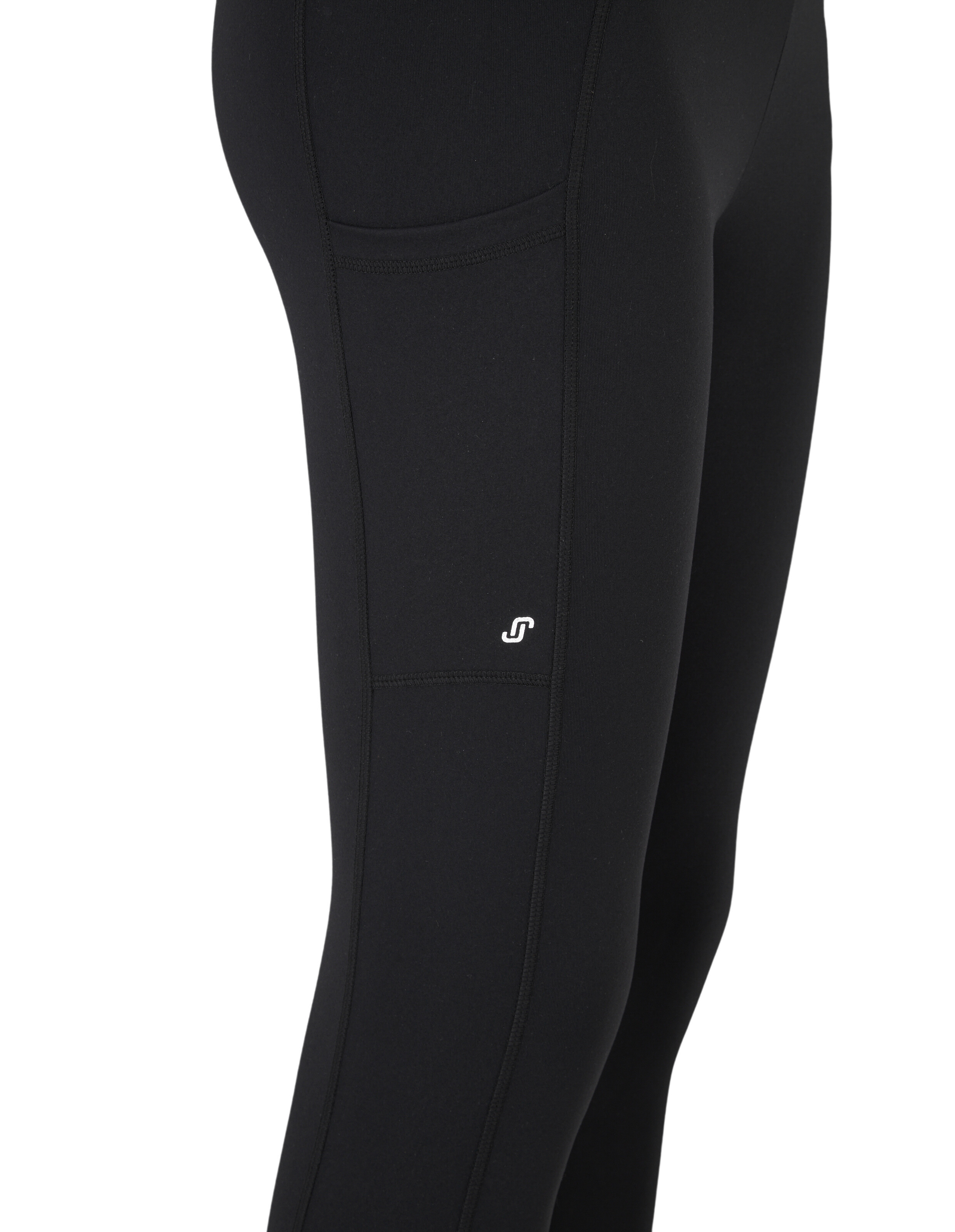 Schwarze Leggings mit seitlicher Tasche und kleinem Logo auf dem Oberschenkel, Nahaufnahme der Passform am Bein.