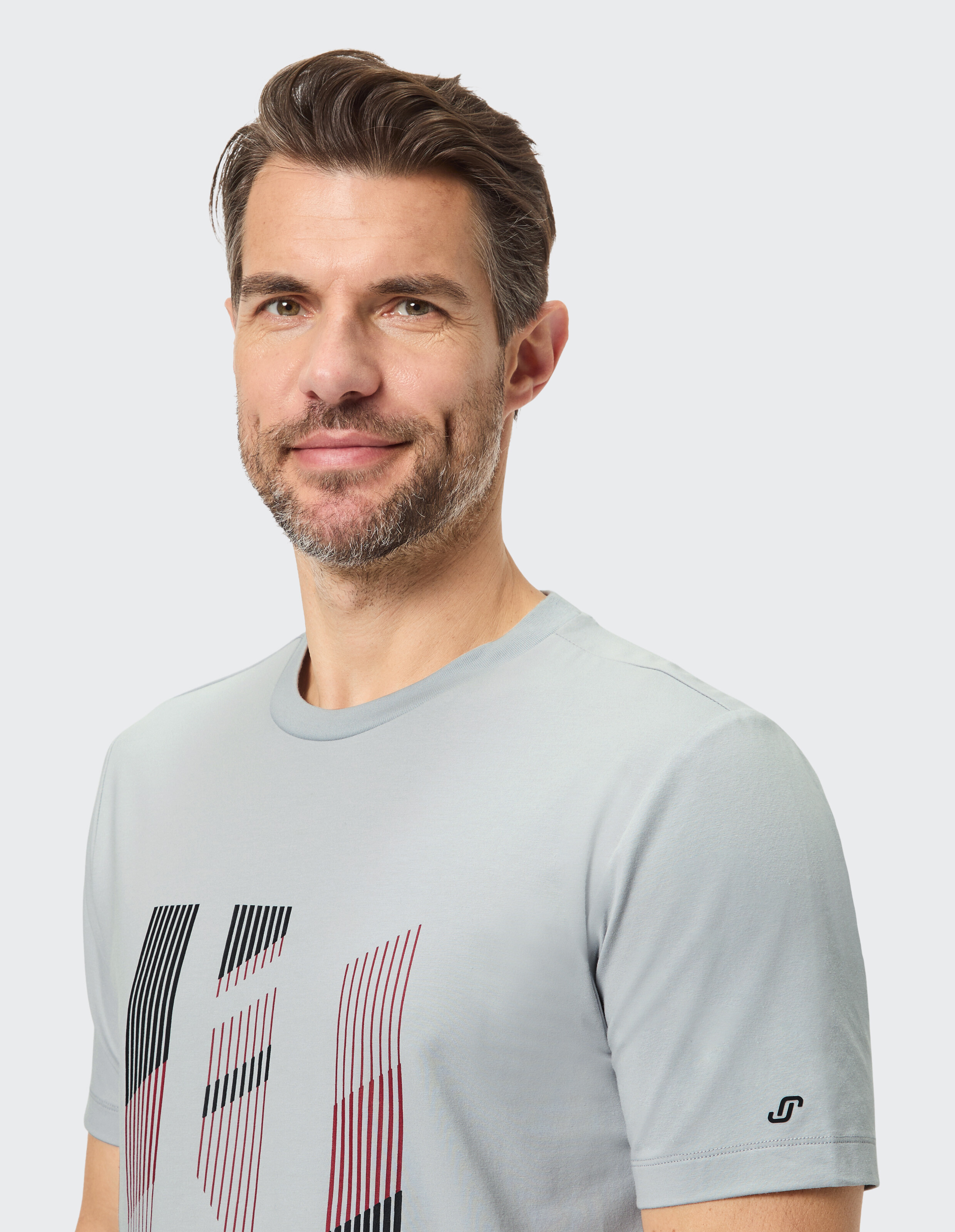 Hellgraues Freizeit-T-Shirt für Herren mit grafischem Design, perfekt für entspannte Ausflüge.