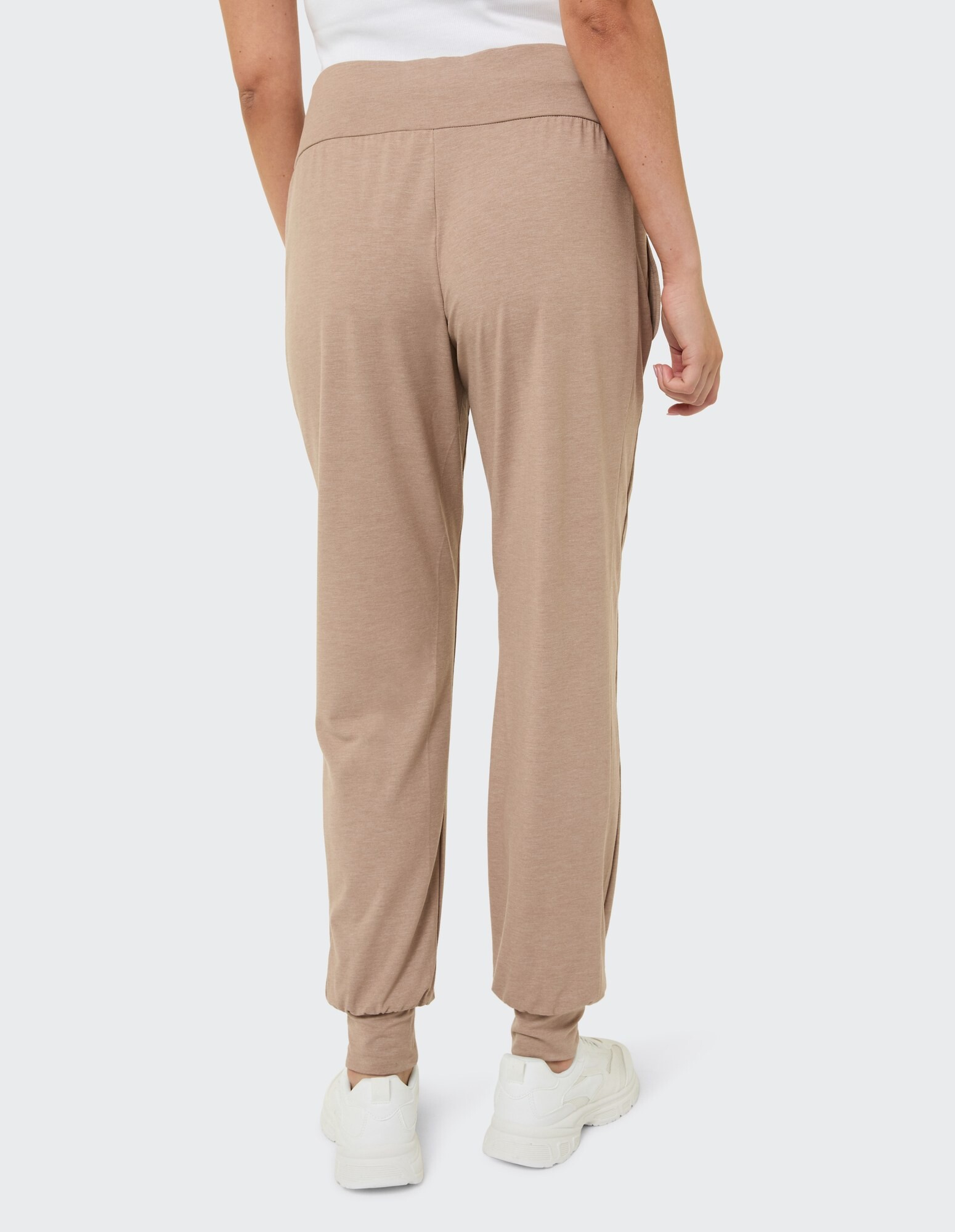 Rückansicht einer beigen Jogginghose mit elastischen Bündchen, perfekt für Freizeitkleidung.