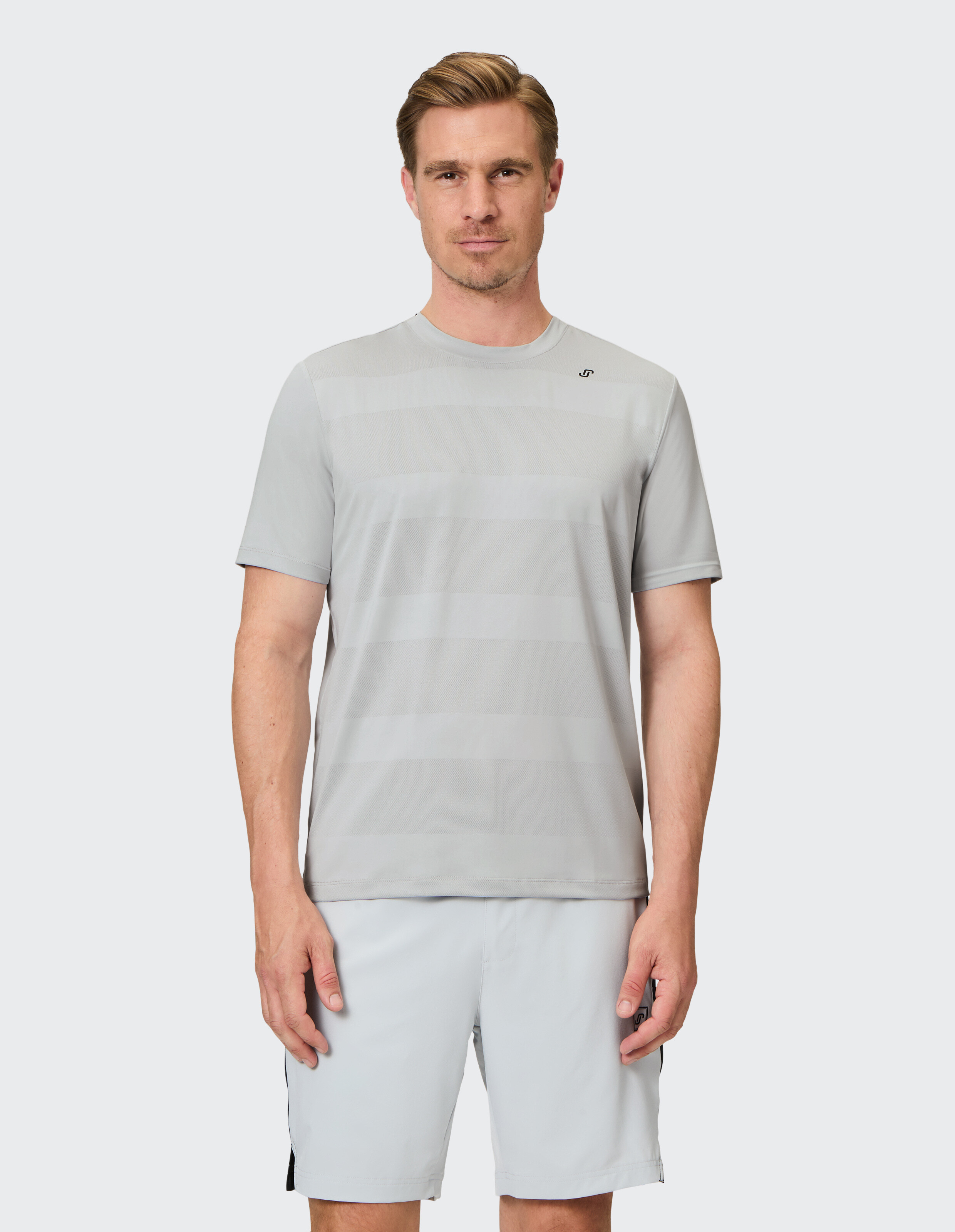 Hellgraues Freizeit-T-Shirt für Herren mit dezenten Streifen, perfekt für aktive Kleidung.