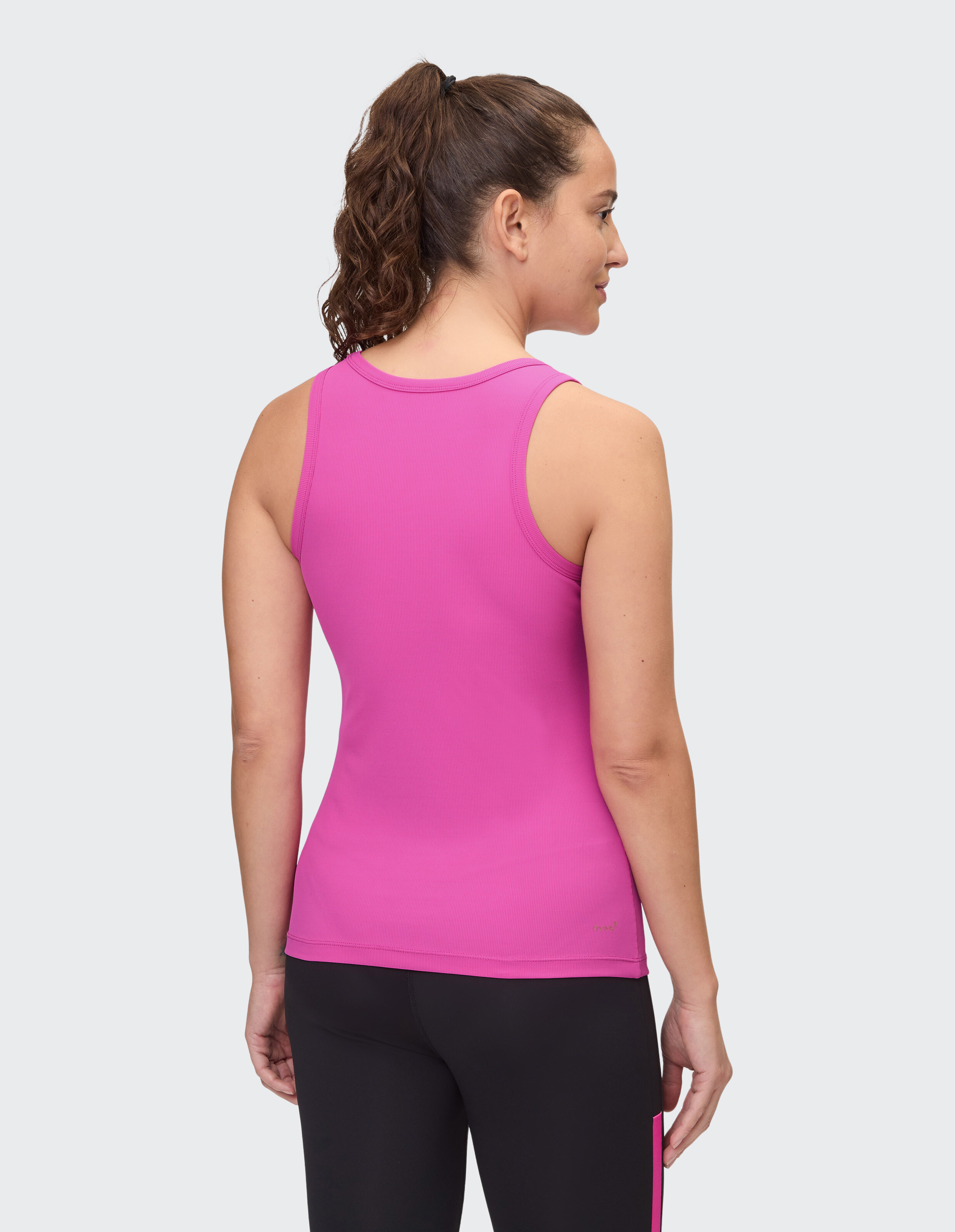 Rückansicht des Venice Beach Livie Tanktops in leuchtendem Rosa für Freizeitkleidung.