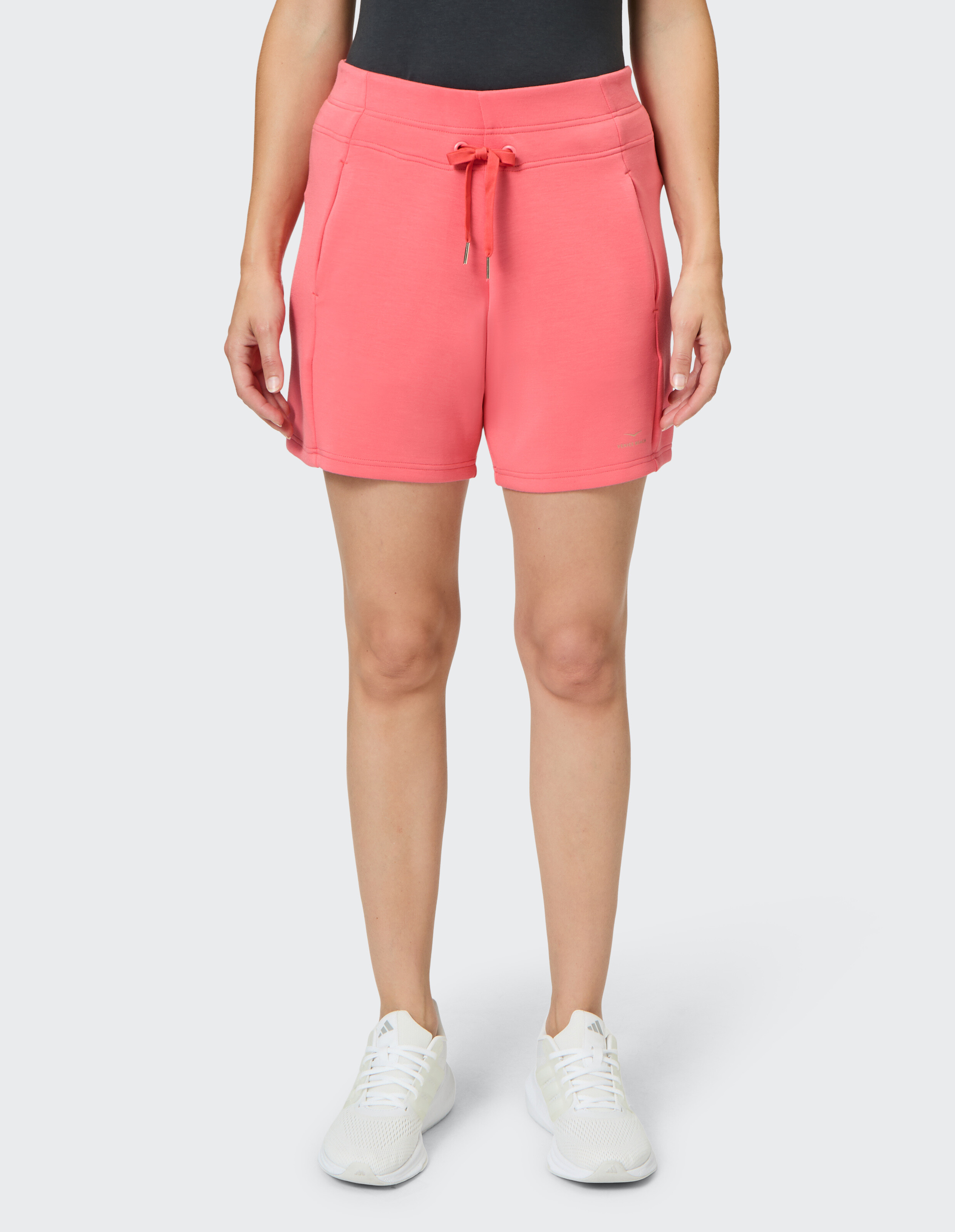 Rosa Freizeitshorts für Damen mit Taschen und Kordelzug, perfekt zum Entspannen.