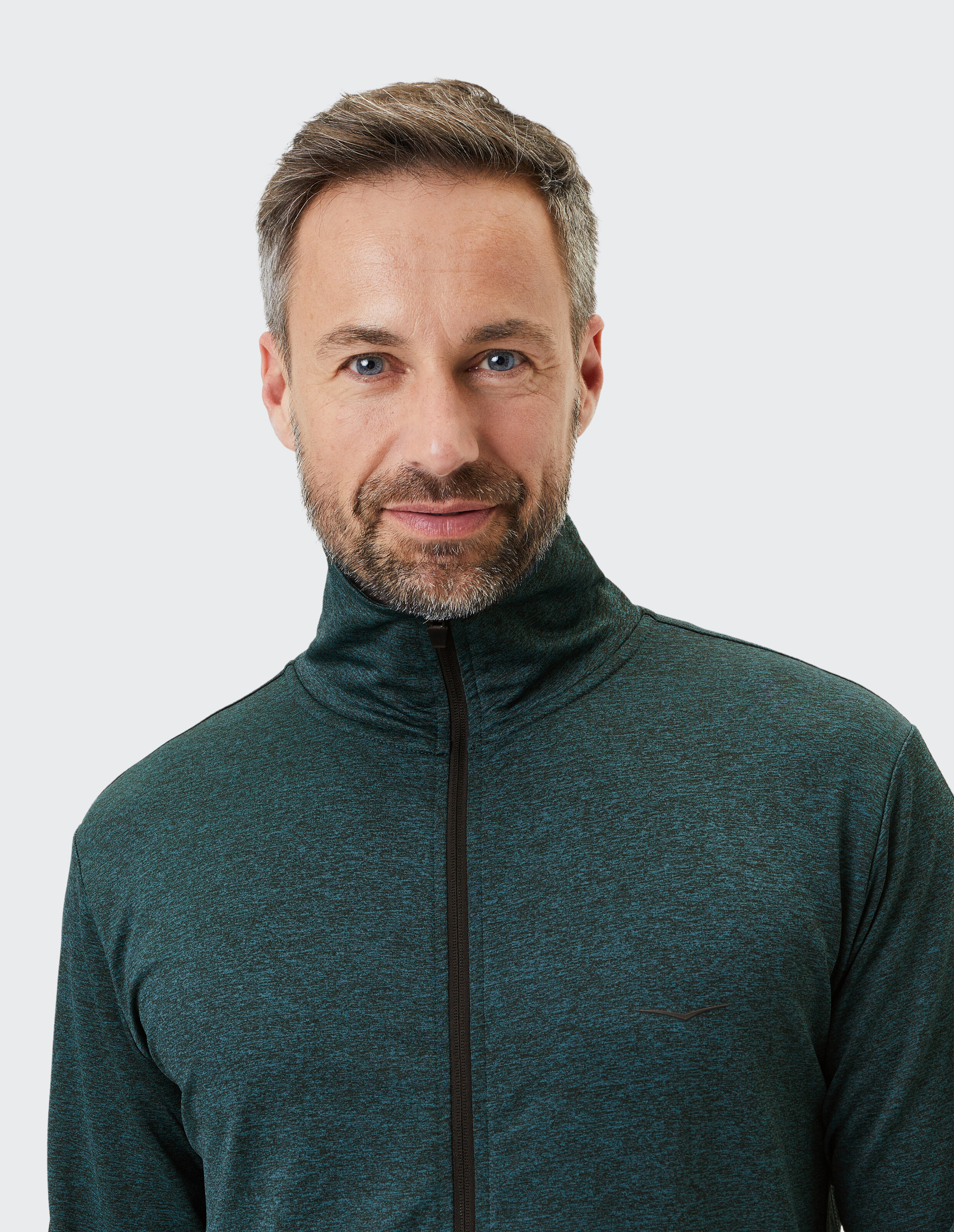 Mann trägt eine dunkelgrüne Jacke mit Reißverschluss, perfekt für Freizeitausflüge oder zum Faulenzen.