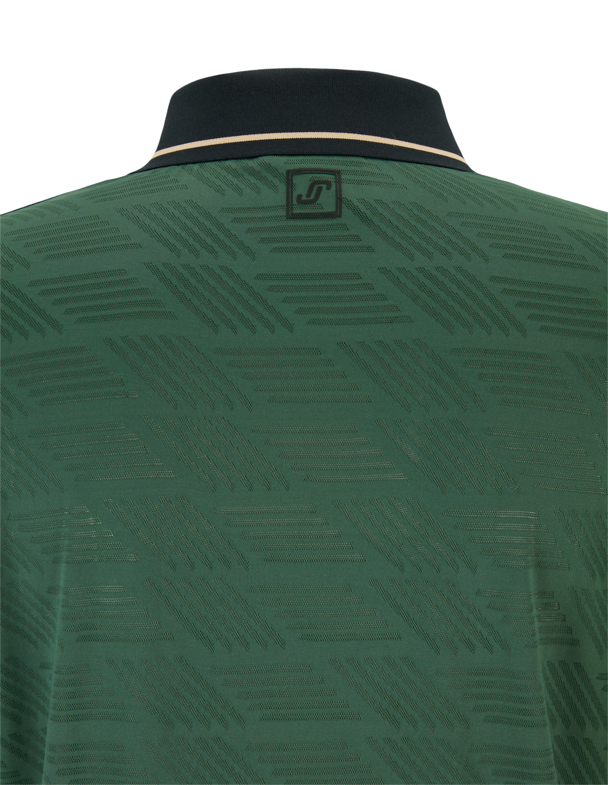 Grünes Poloshirt mit dunkelblauem Kragen und Ärmelbündchen, goldenen Akzenten und dezentem geometrischen Muster auf den Ärmeln.