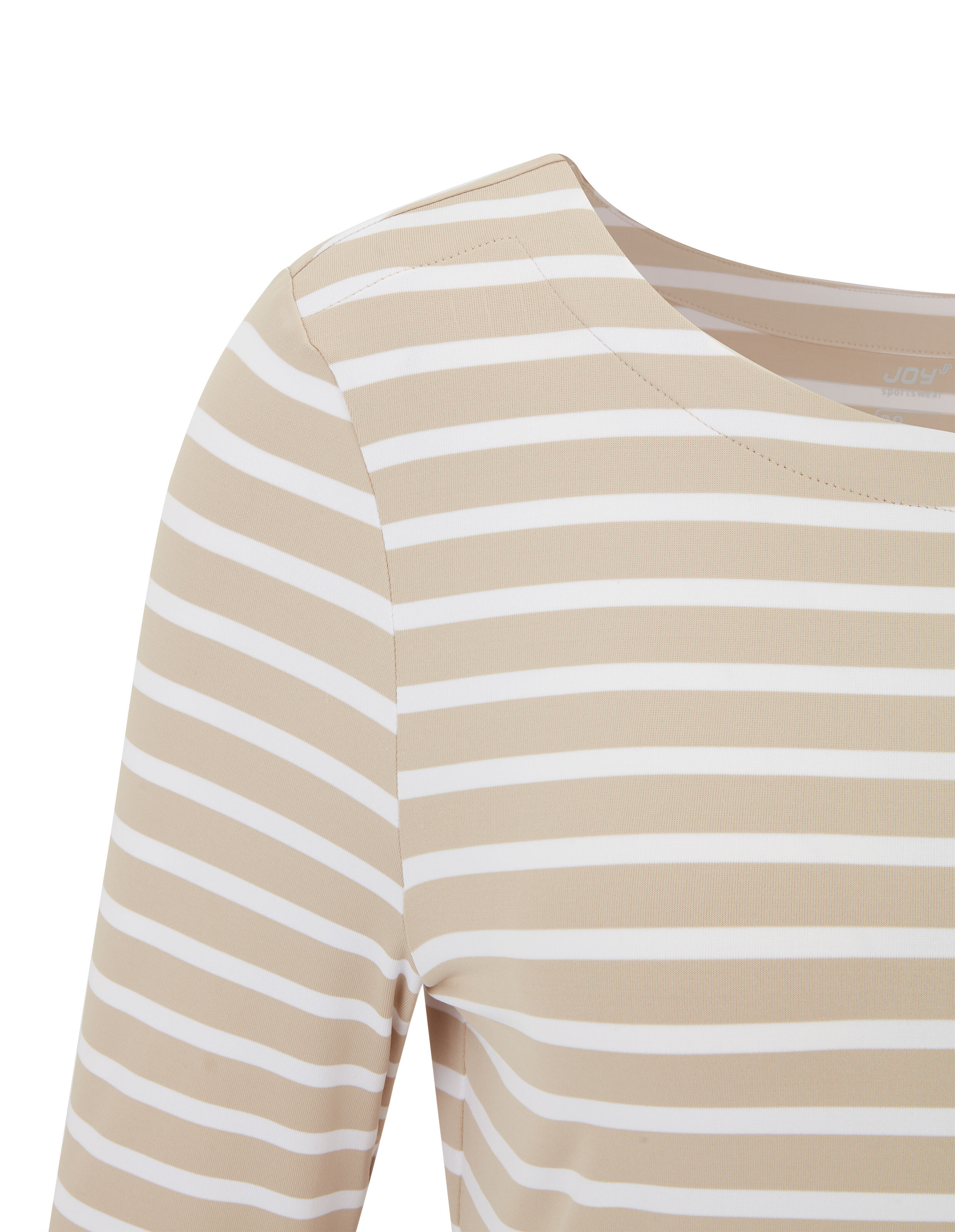 Beigefarbenes T-Shirt mit weißen, horizontalen Streifen und dreiviertellangen Ärmeln, schlicht und klassisch gestaltet.