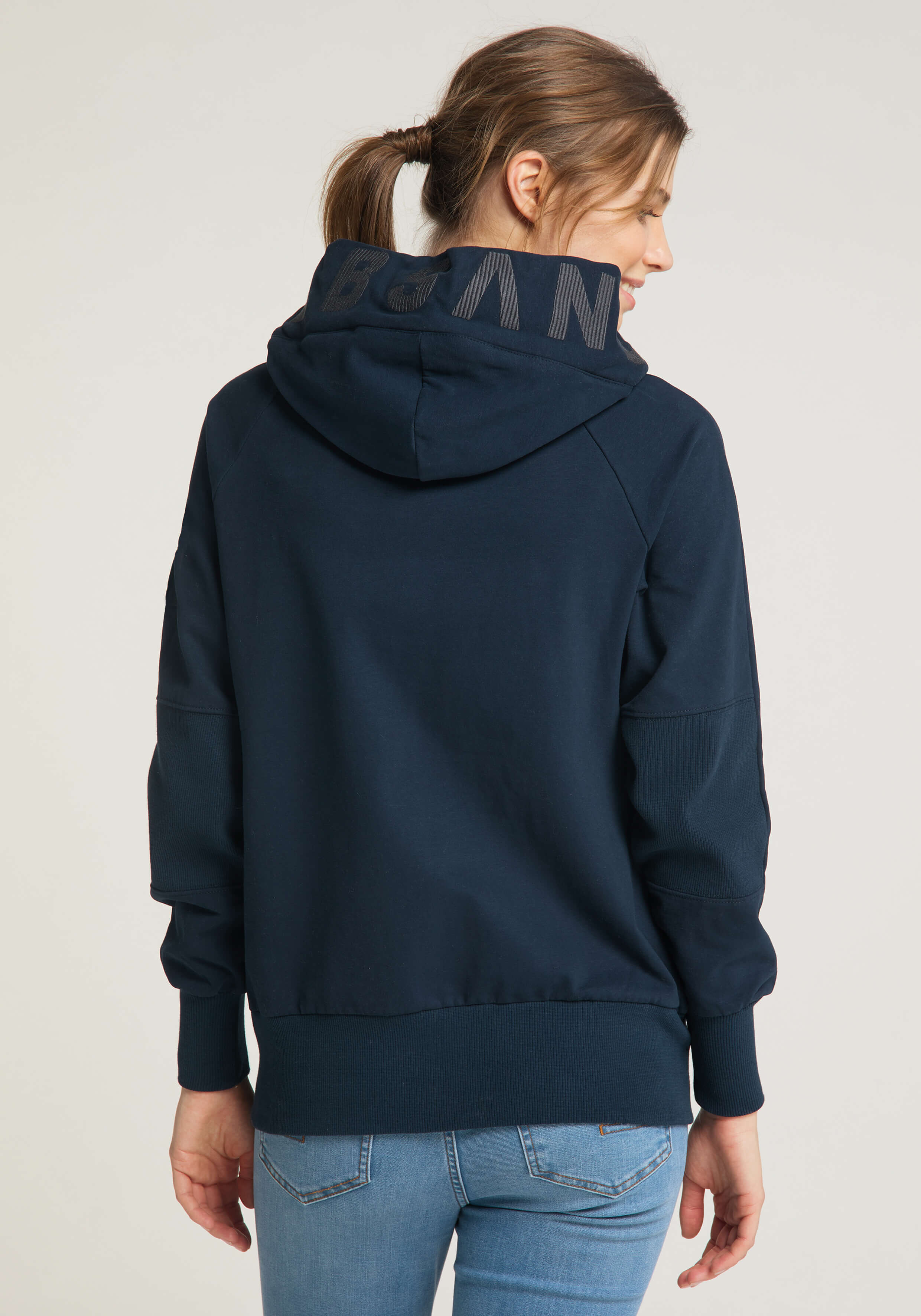 Marineblauer Kapuzenpullover mit Logo-Detail, perfekt für Freizeitkleidung und Faulenzen.