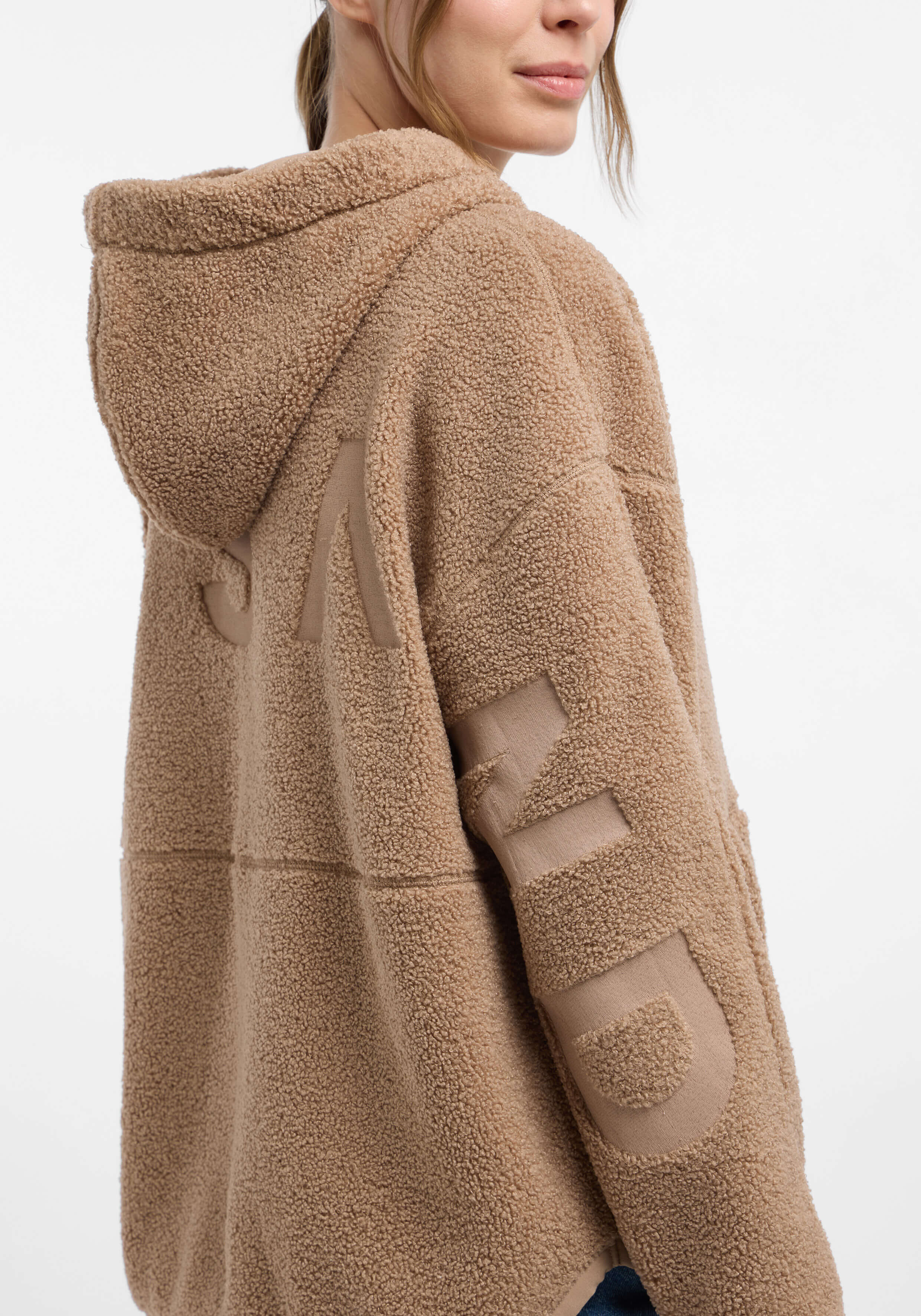 Kuscheliger beigefarbener Fleece-Kapuzenpullover mit entspannter Passform und Logo-Detail, perfekt für Freizeitkleidung.