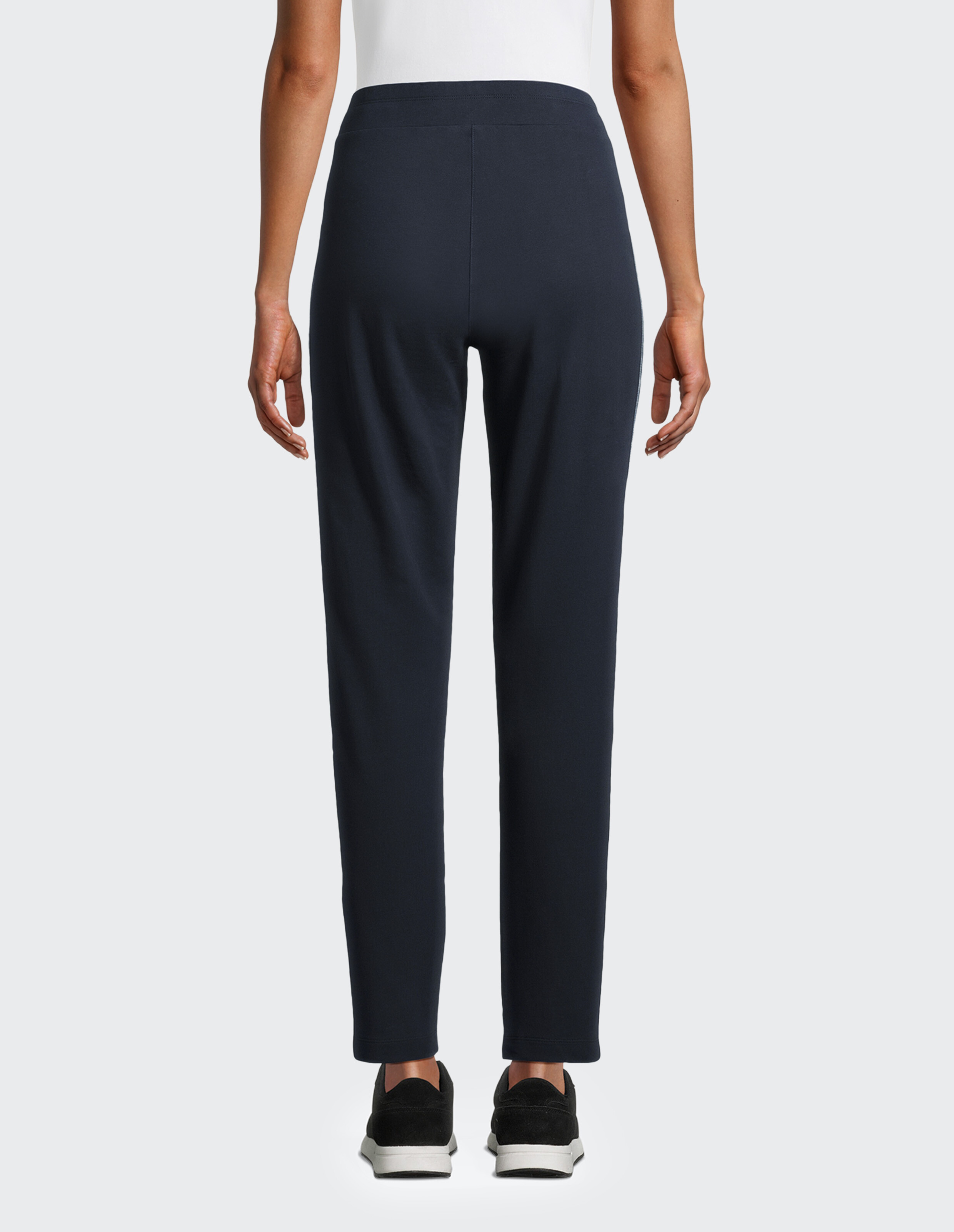 Dunkelblaue Jogginghose mit elastischem Bund, Kordelzug und zwei großen Fronttaschen, schlichtes Design, bequeme Passform.