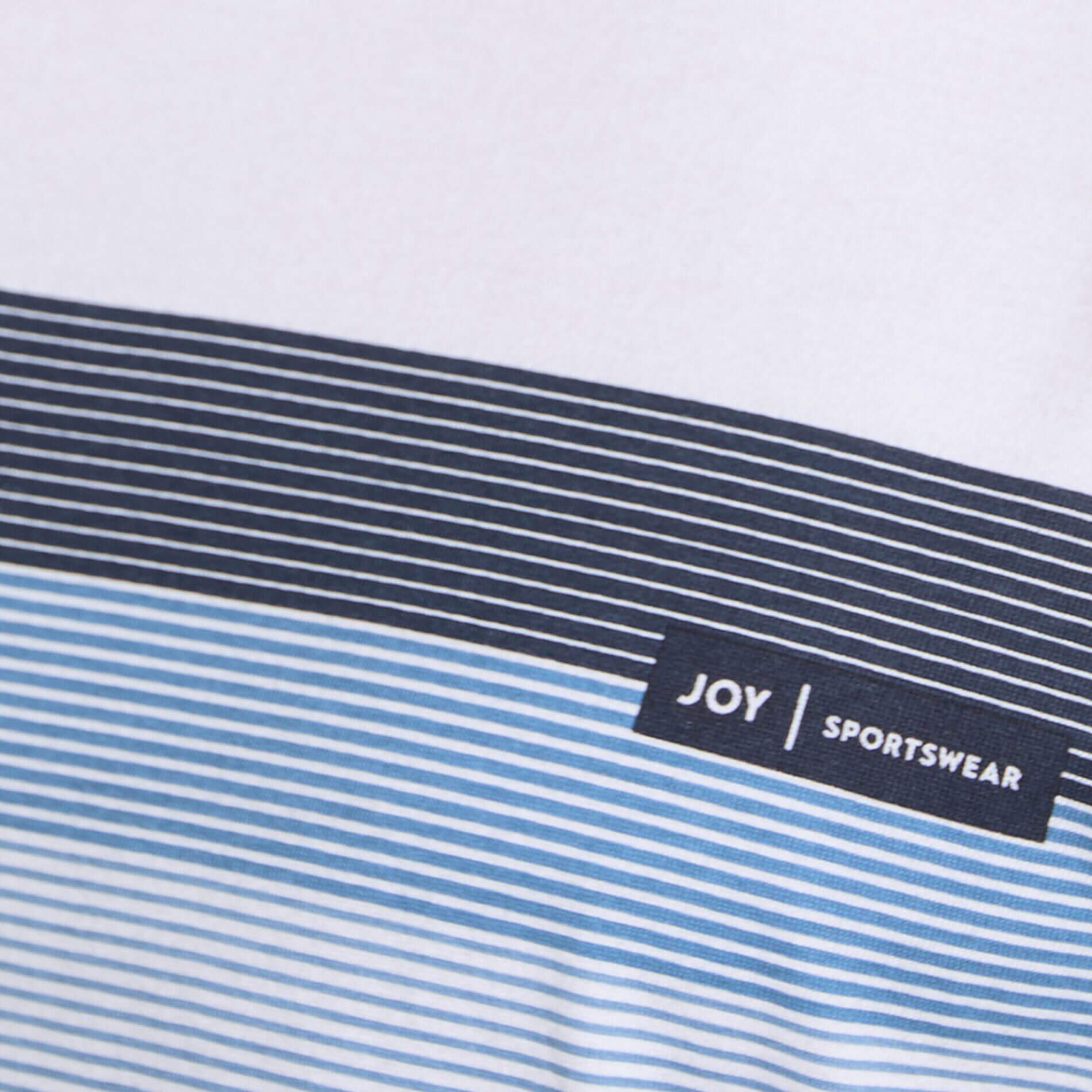 Nahaufnahme eines gestreiften Freizeit-T-Shirts in Blau und Weiß mit Logo.