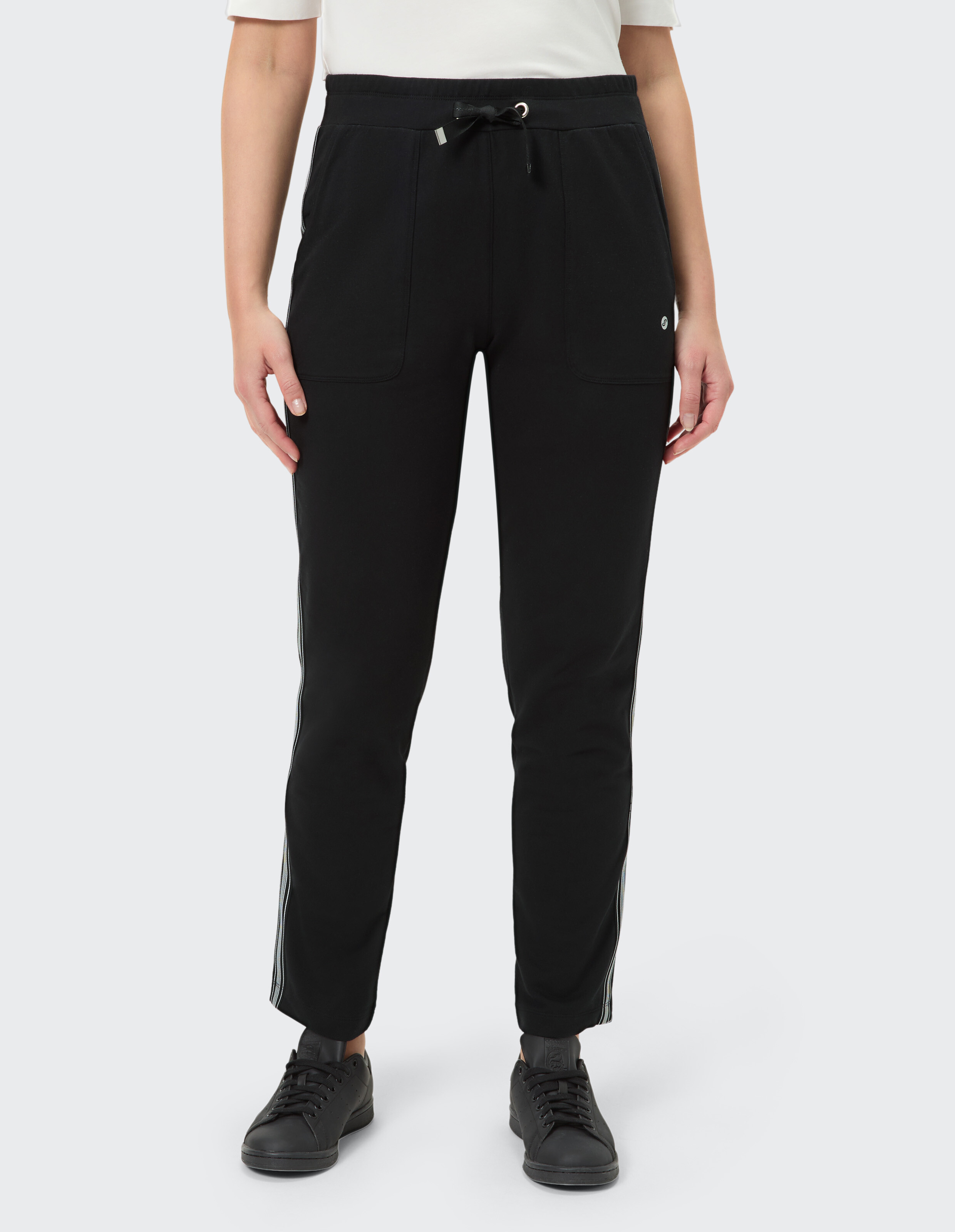 Schwarze Hose mit weißen Seitenstreifen, Kordelzug und Gesäßtaschen.
