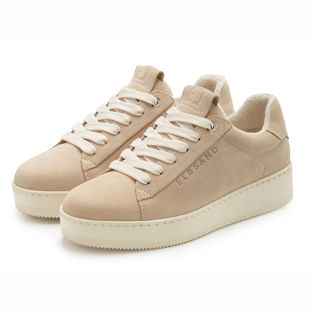 Beige ELBSAND-Sneaker mit weichem Wildledermaterial und weißen Schnürsenkeln, ideal für Freizeitkleidung.