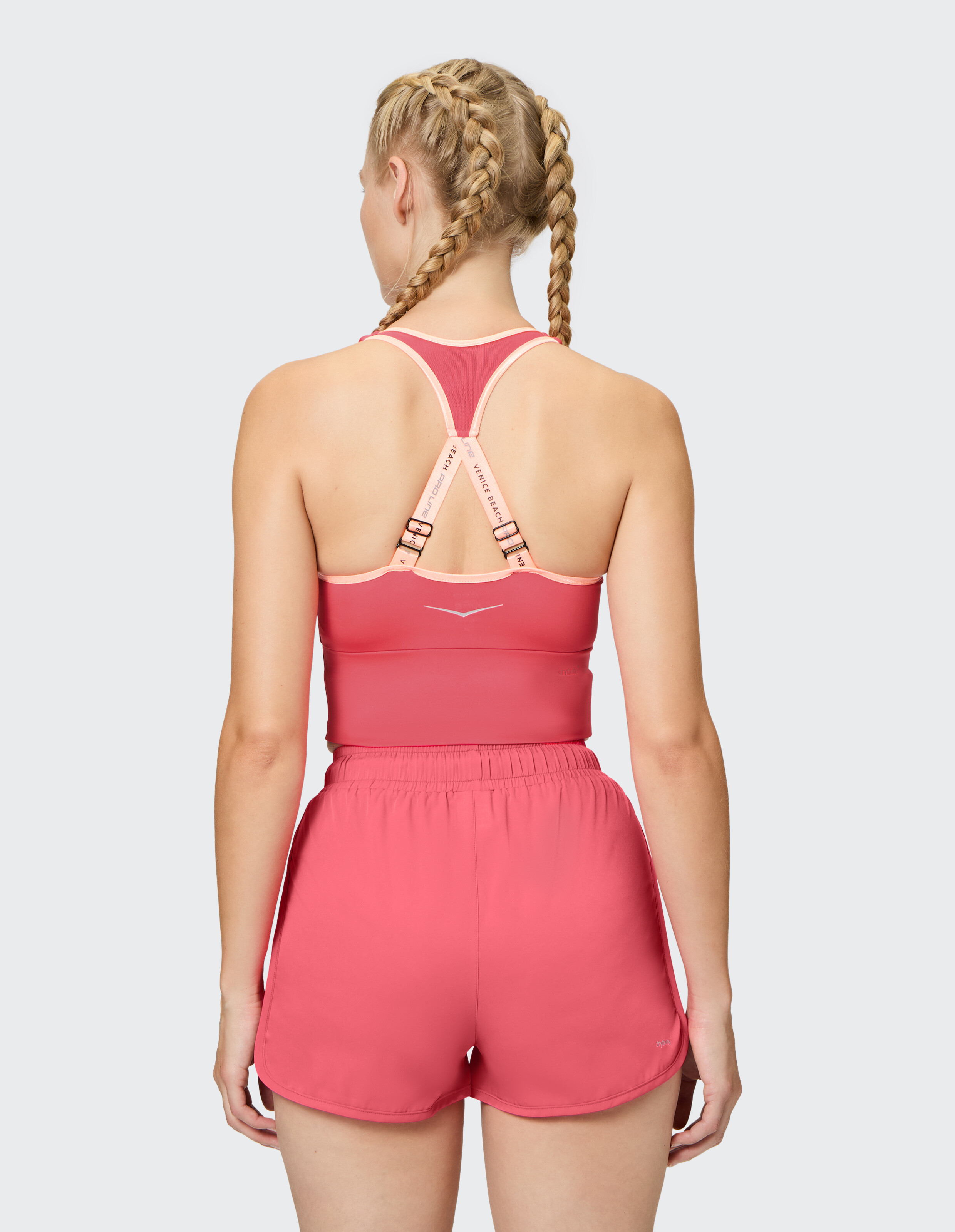 Rückansicht des Venice Beach Top Buffalo in Pink mit Racerback-Trägern und passenden Shorts.