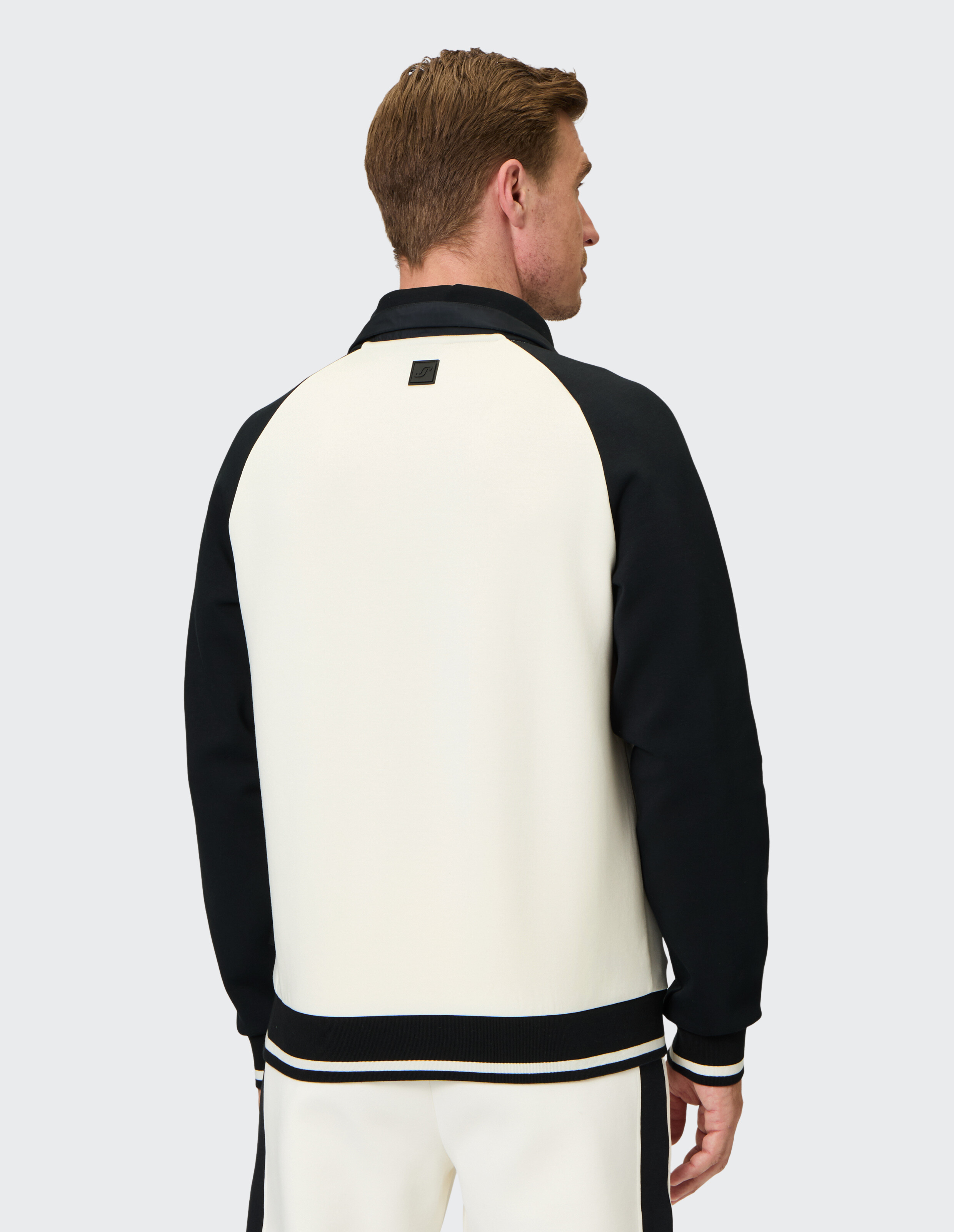 Stilvolle Herren-Freizeitjacke in Schwarz und Creme mit gerippten Bündchen und Kragen.