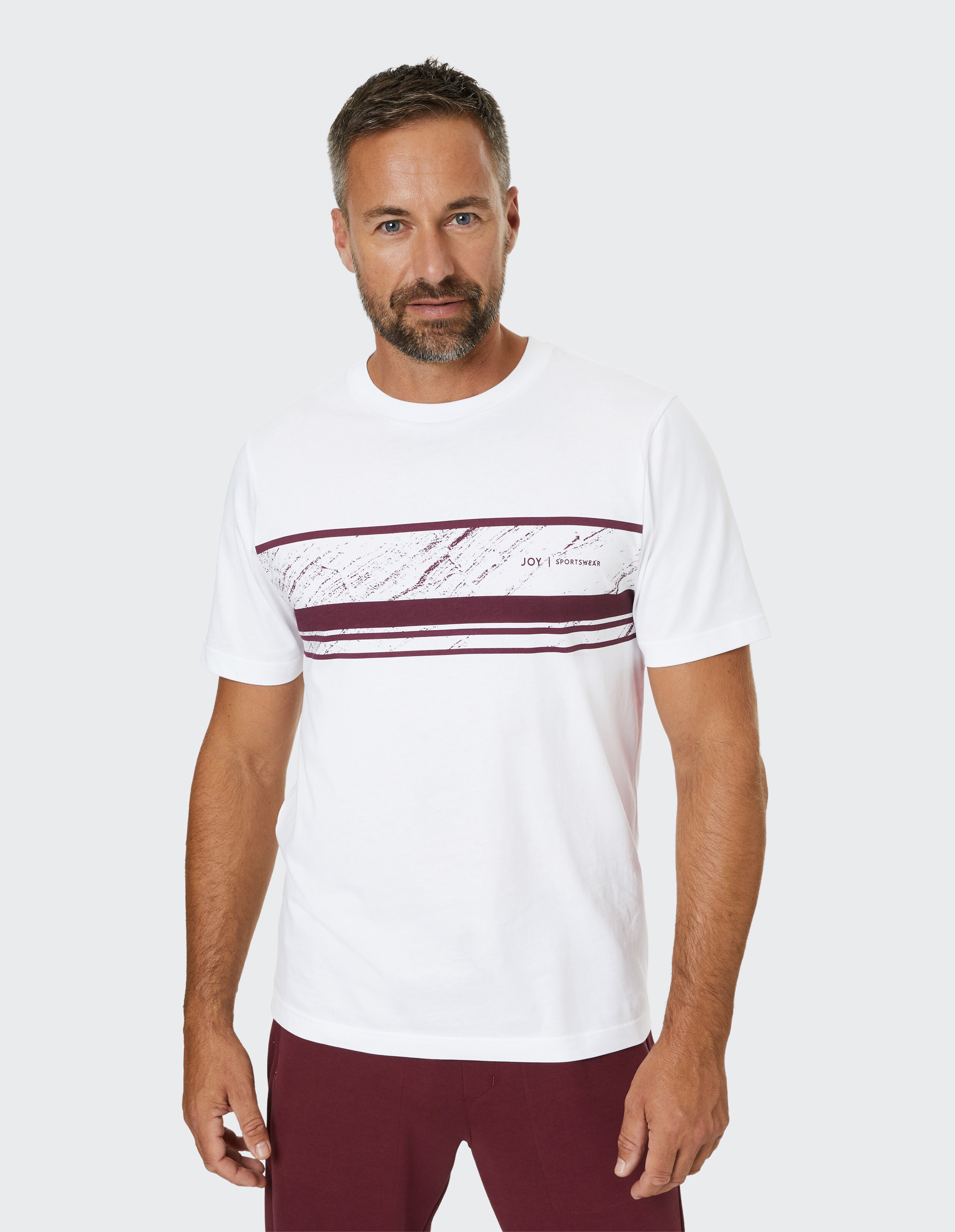 Weißes T-Shirt mit breitem, burgunderrotem, grafischem Streifenmuster im Brustbereich, ergänzt durch subtile Markenlogo-Details.