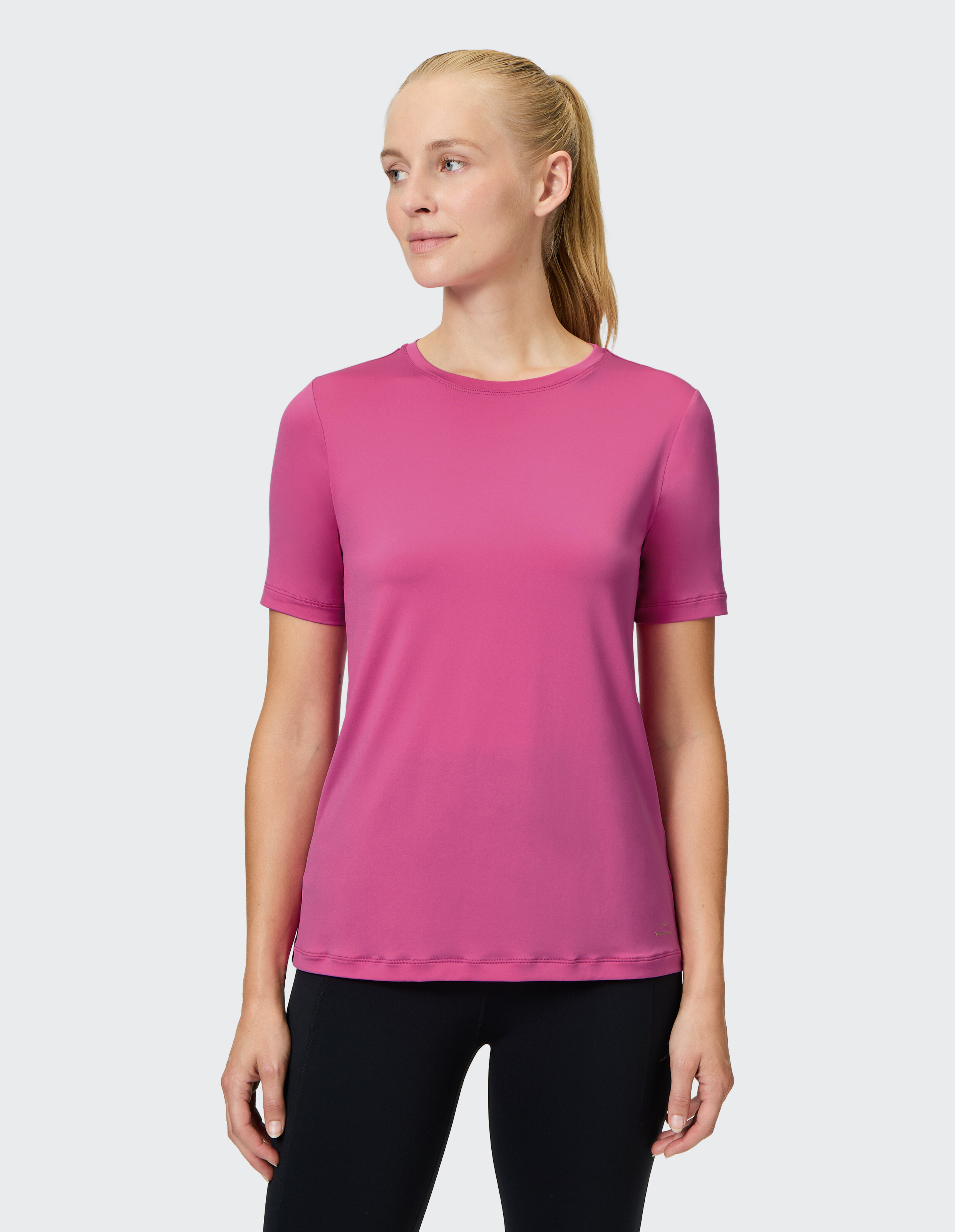 Frau trägt ein rosafarbenes Venice Beach Kurzarmshirt Sia für lässigen, bequemen Stil.