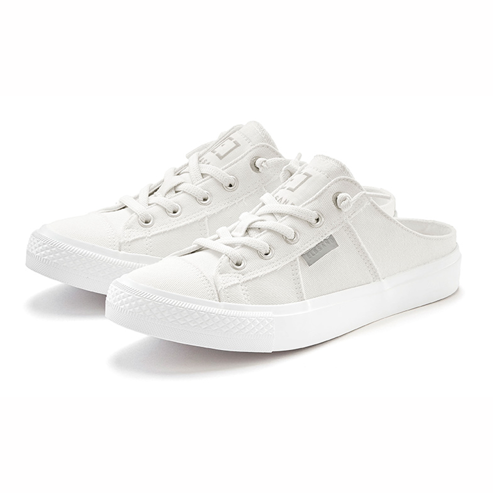 Weiße, lässige Slip-On-Sneaker mit Schnürdesign und Canvas-Material.