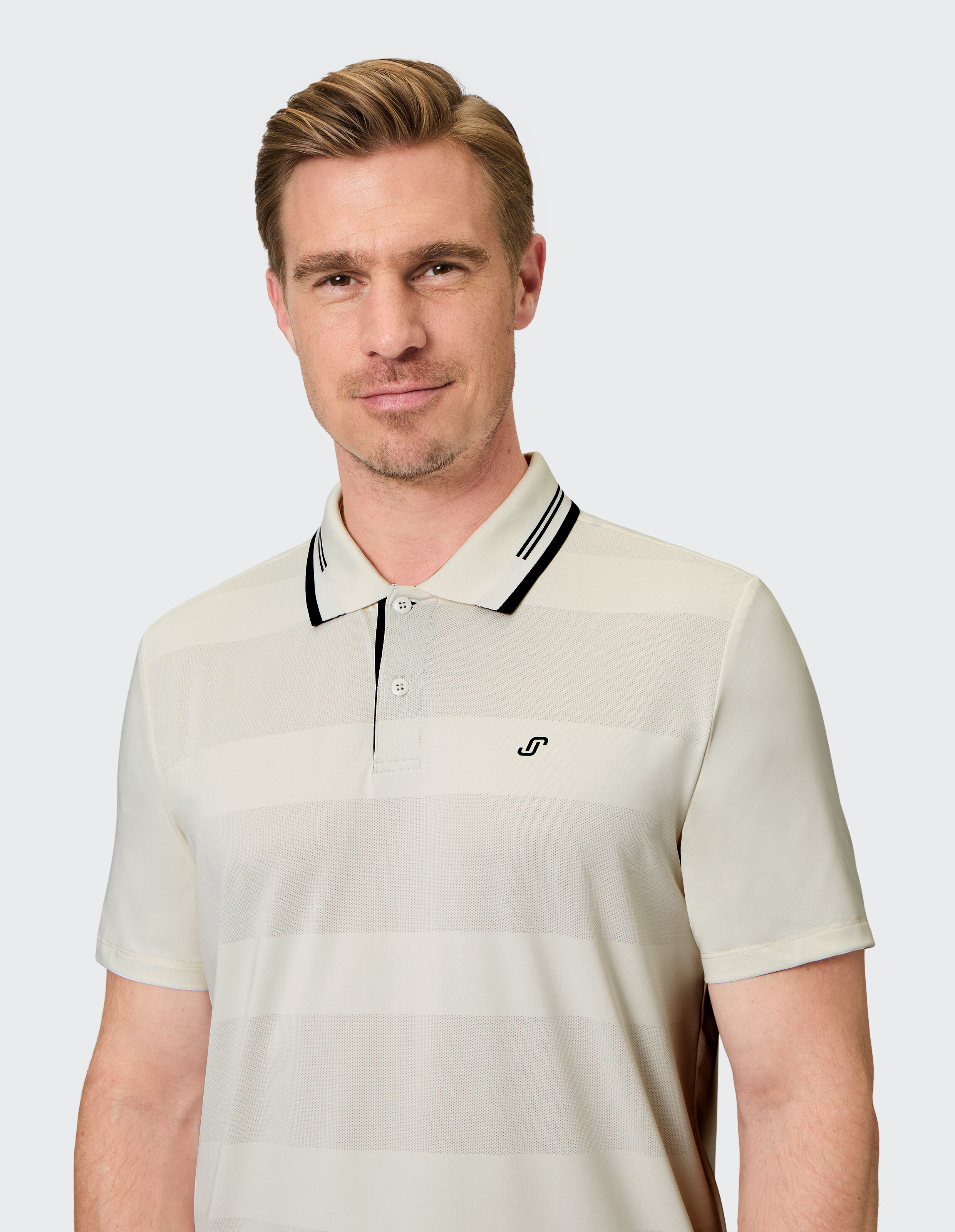 Hell gestreiftes Herren-Poloshirt mit schwarzem Kragen, perfekt für Freizeitausflüge.