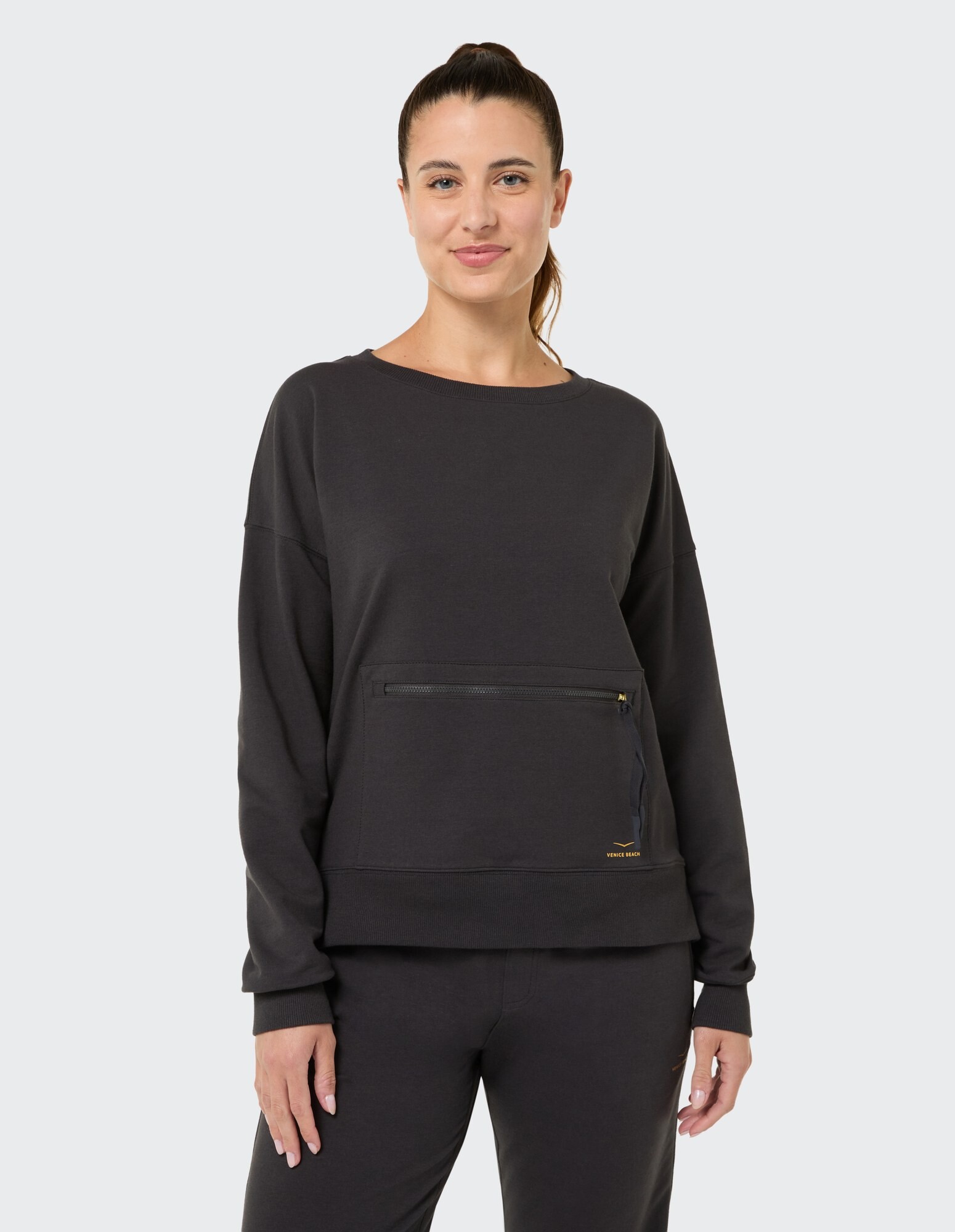 Gemütliches schwarzes Sweatshirt mit Reißverschlusstasche vorne, perfekt für Freizeitkleidung.