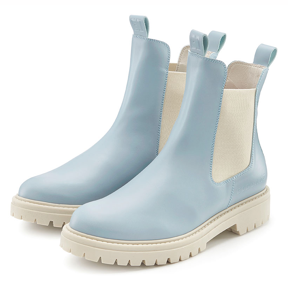 Hellblaue Chelsea-Stiefel mit dicker weißer Sohle und elastischen Seiteneinsätzen.