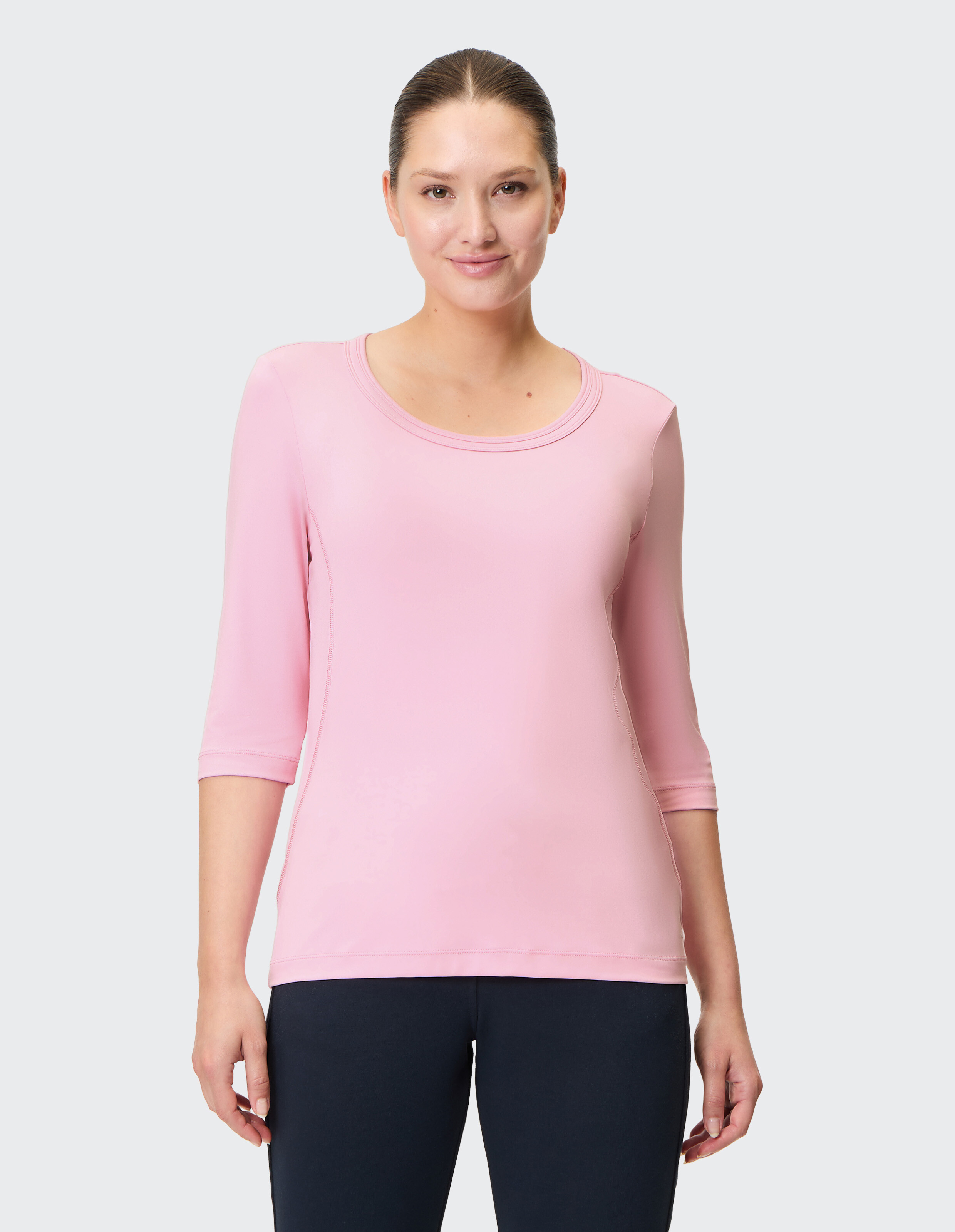 Hellrosa Damen-Shirt mit Dreiviertelärmeln und Rundhalsausschnitt, schlichtes Design, ideal für sportliche Aktivitäten.