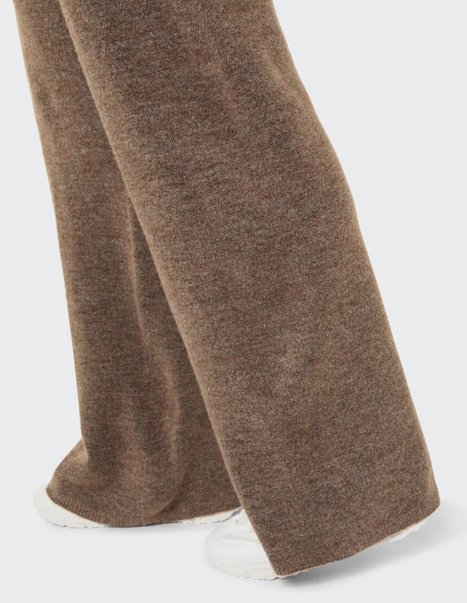 Gemütliche braune Hose mit weitem Bein gepaart mit weißen Turnschuhen für Freizeitkleidung.