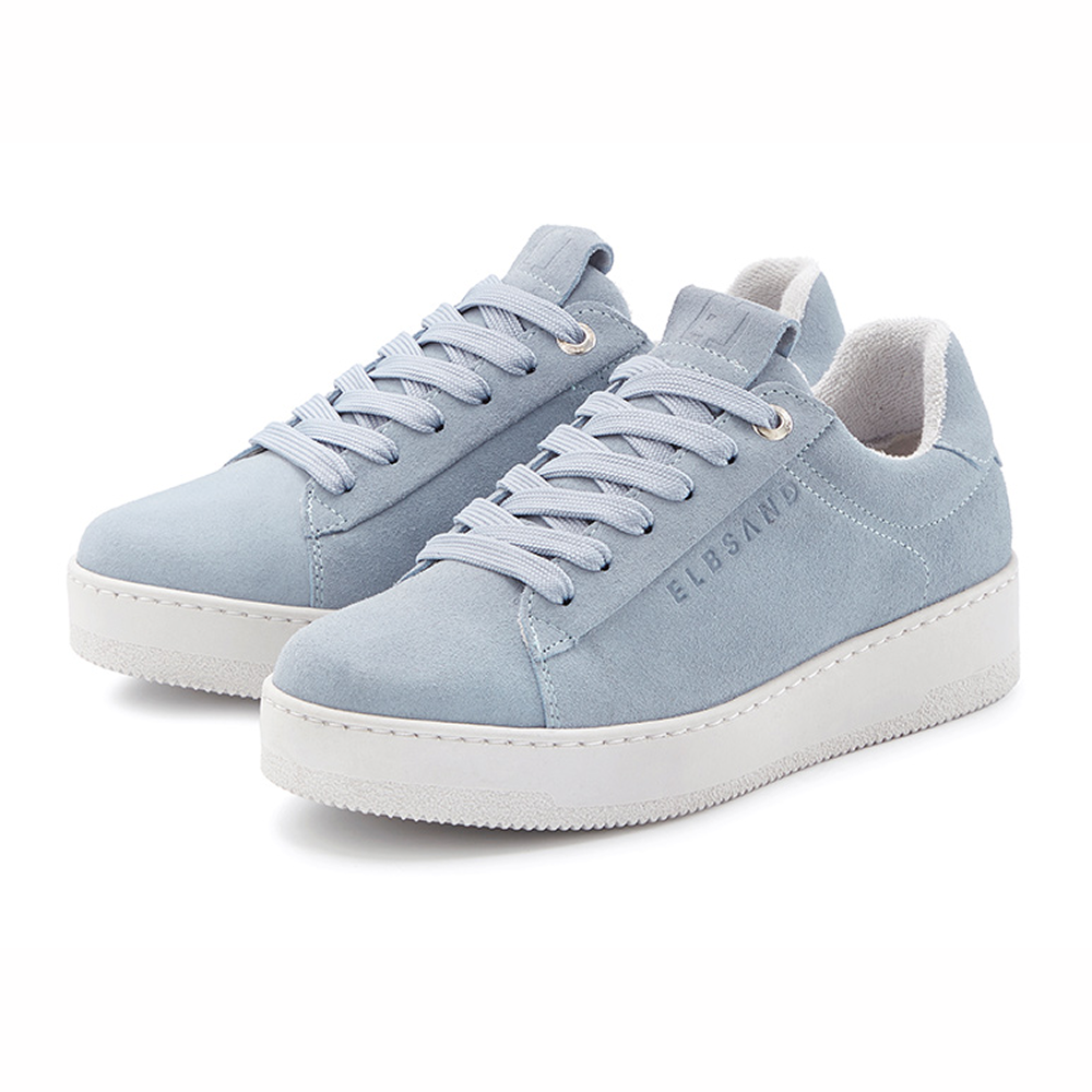 Hellblaue Freizeitsneaker aus Wildleder mit Schnürdesign und weißer Sohle.