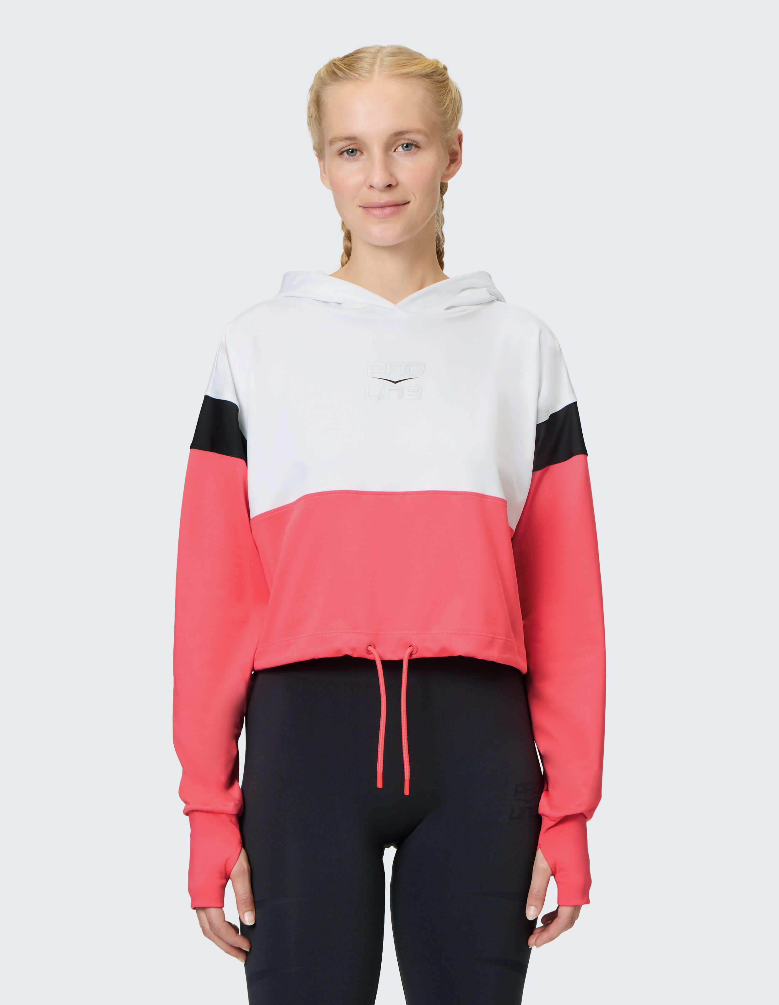 Frau trägt einen kuscheligen weißen, schwarzen und rosa Farbblock-Hoodie für Freizeitkleidung.