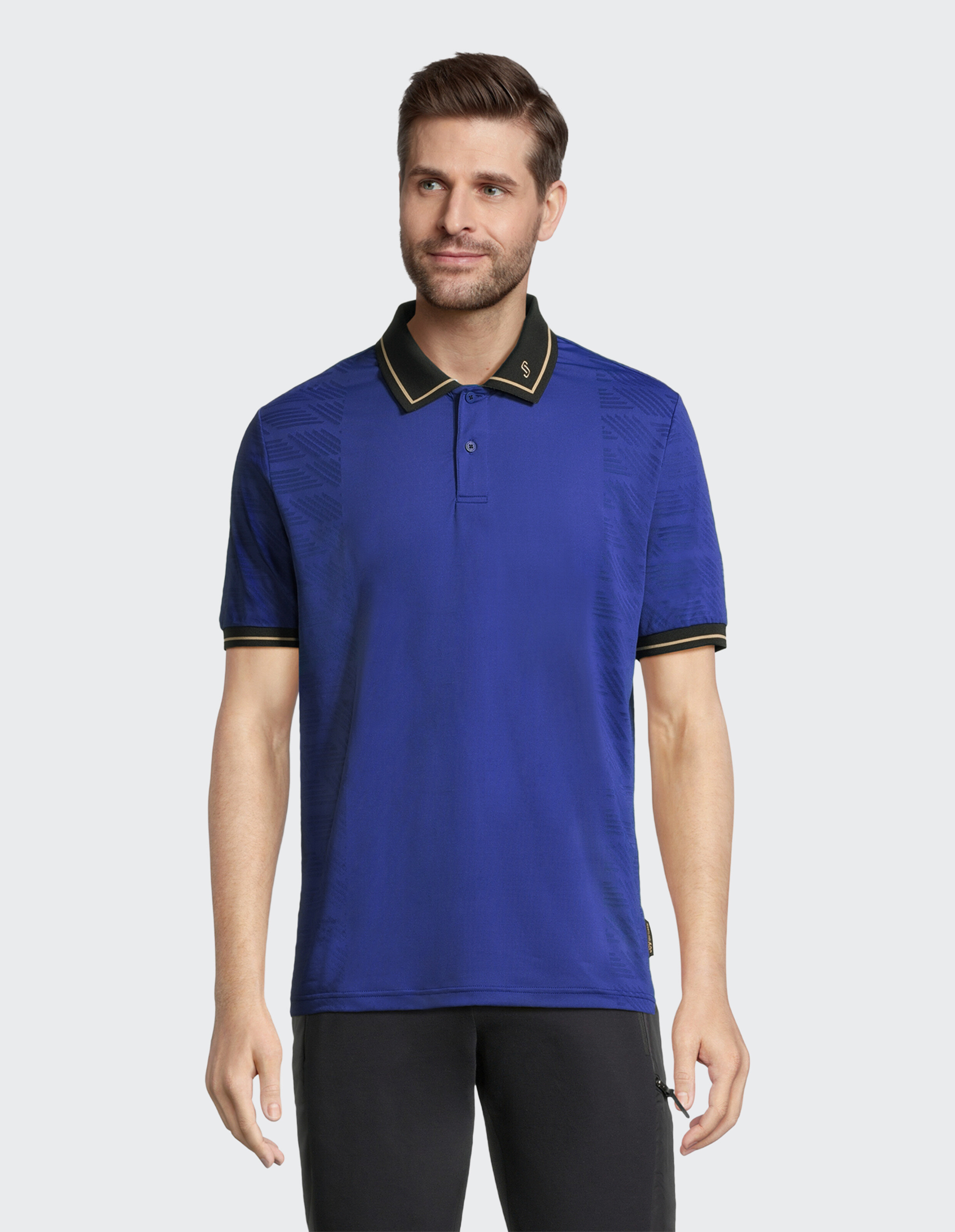 Blaues Poloshirt mit schwarzem Kragen und Knopfleiste; feines, dunkles Muster seitlich und an den Ärmeln, sportlich elegant.