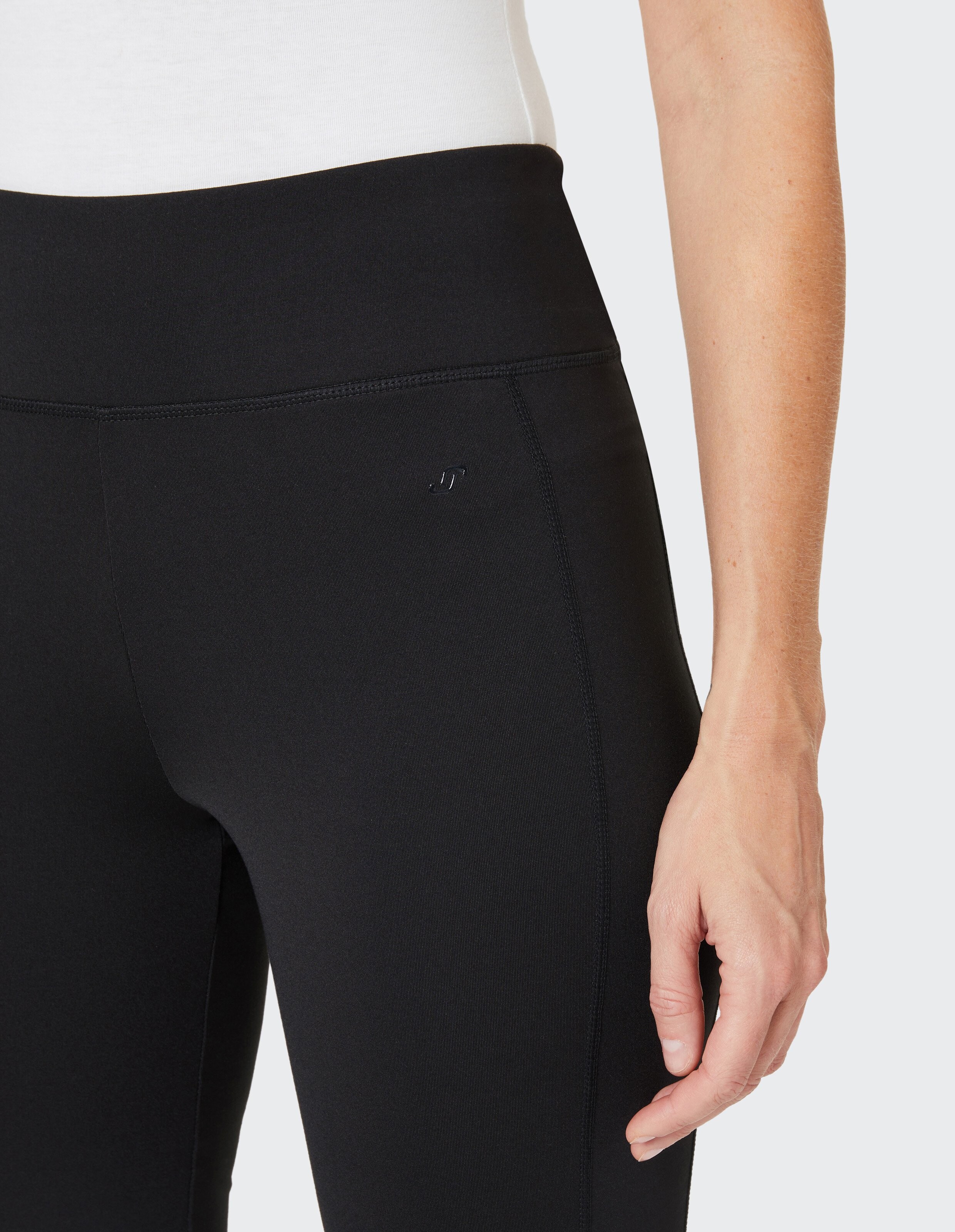 Schwarze Yogahose mit hohem Bund und leicht ausgestelltem Bein, aus weichem Material für optimalen Komfort und Flexibilität.