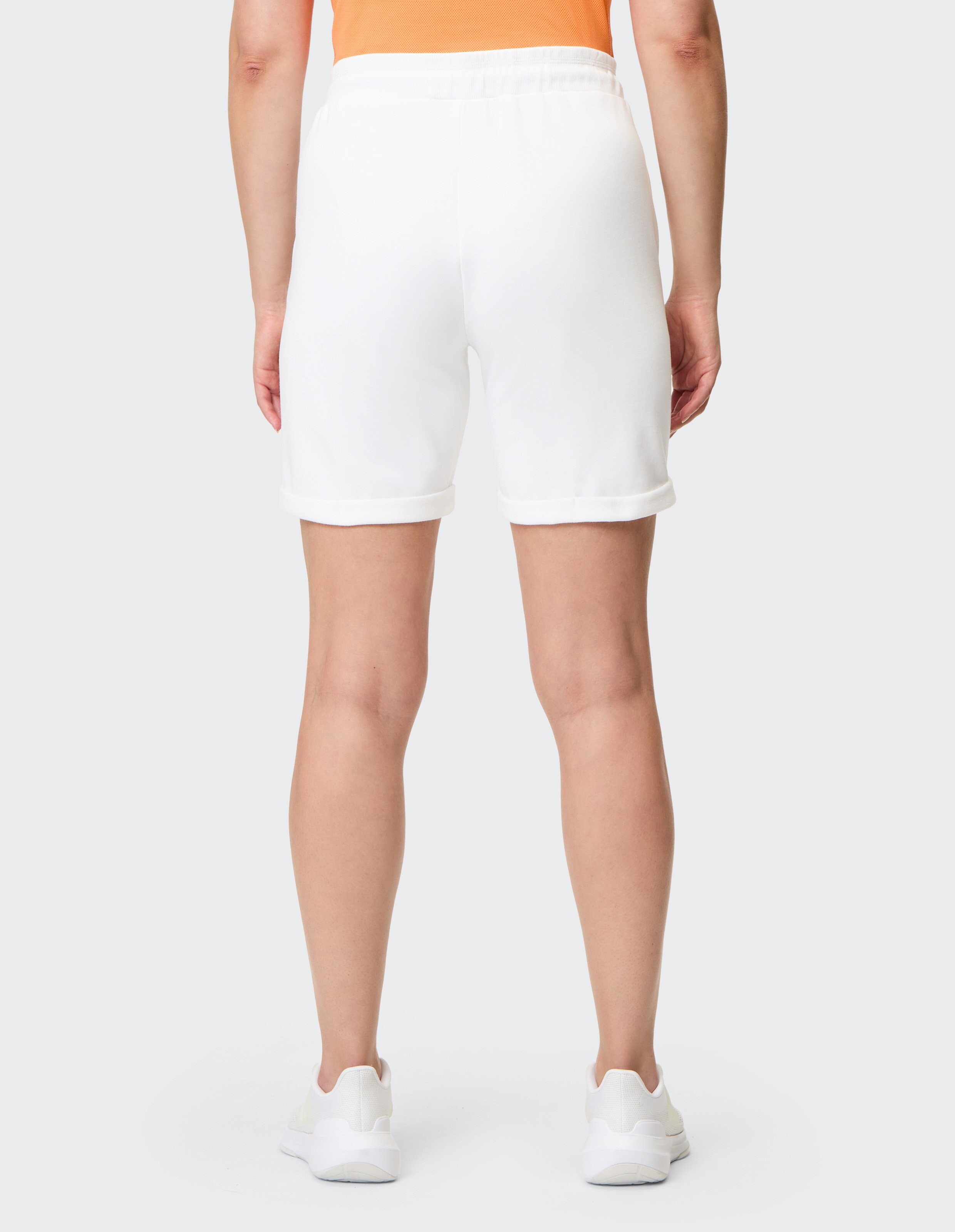 Weiße Shorts aus leichtem Stoff mit elastischem Bund und schwarzer Kordel, ideal für Freizeit und sportliche Aktivitäten.