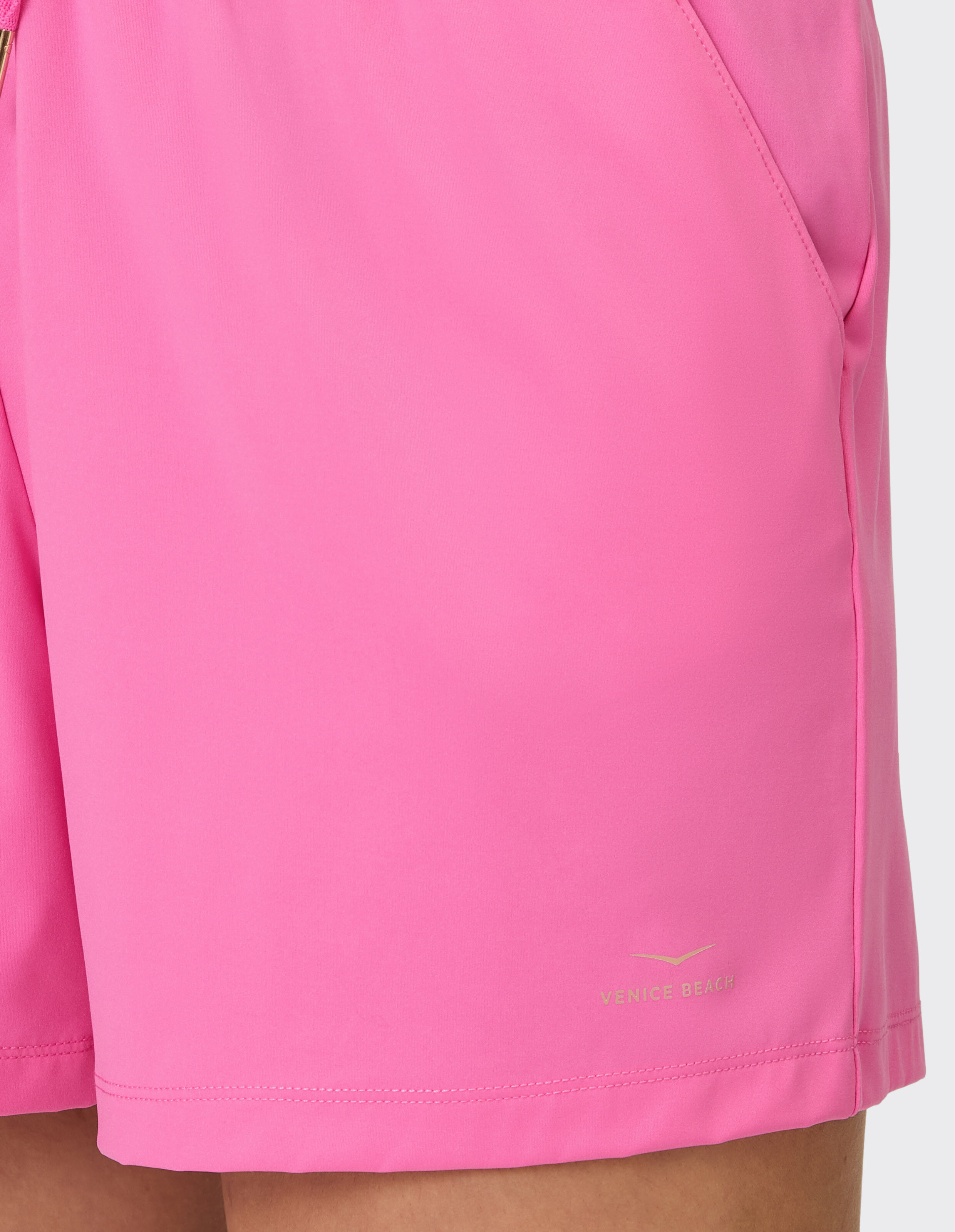 Lässige Shorts in leuchtendem Rosa mit Venice Beach-Logo, perfekt für Sommerausflüge.