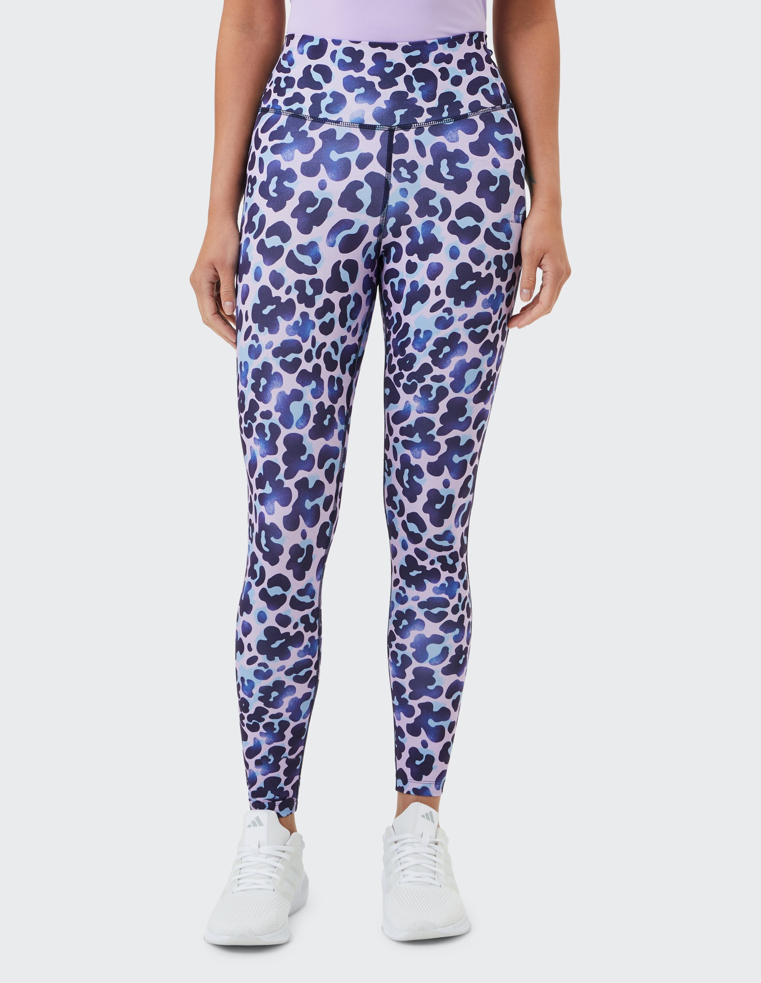 Lila Damen-Leggings mit Leopardenmuster, perfekt für Freizeitkleidung und Workouts.