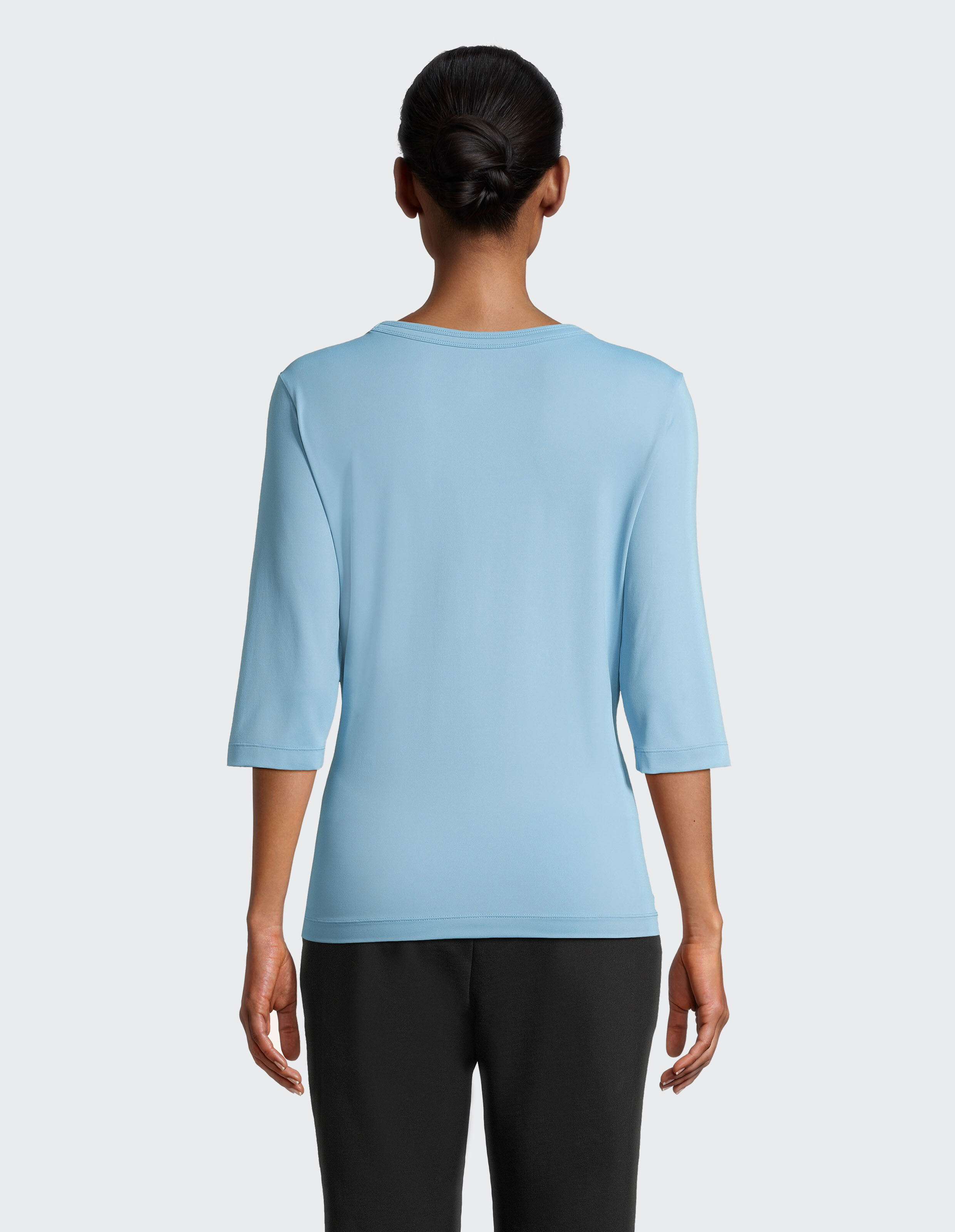 Hellblaues Shirt mit dreiviertellangen Ärmeln und rundem Halsausschnitt, schlichtes Design ohne Muster, für Damen.
