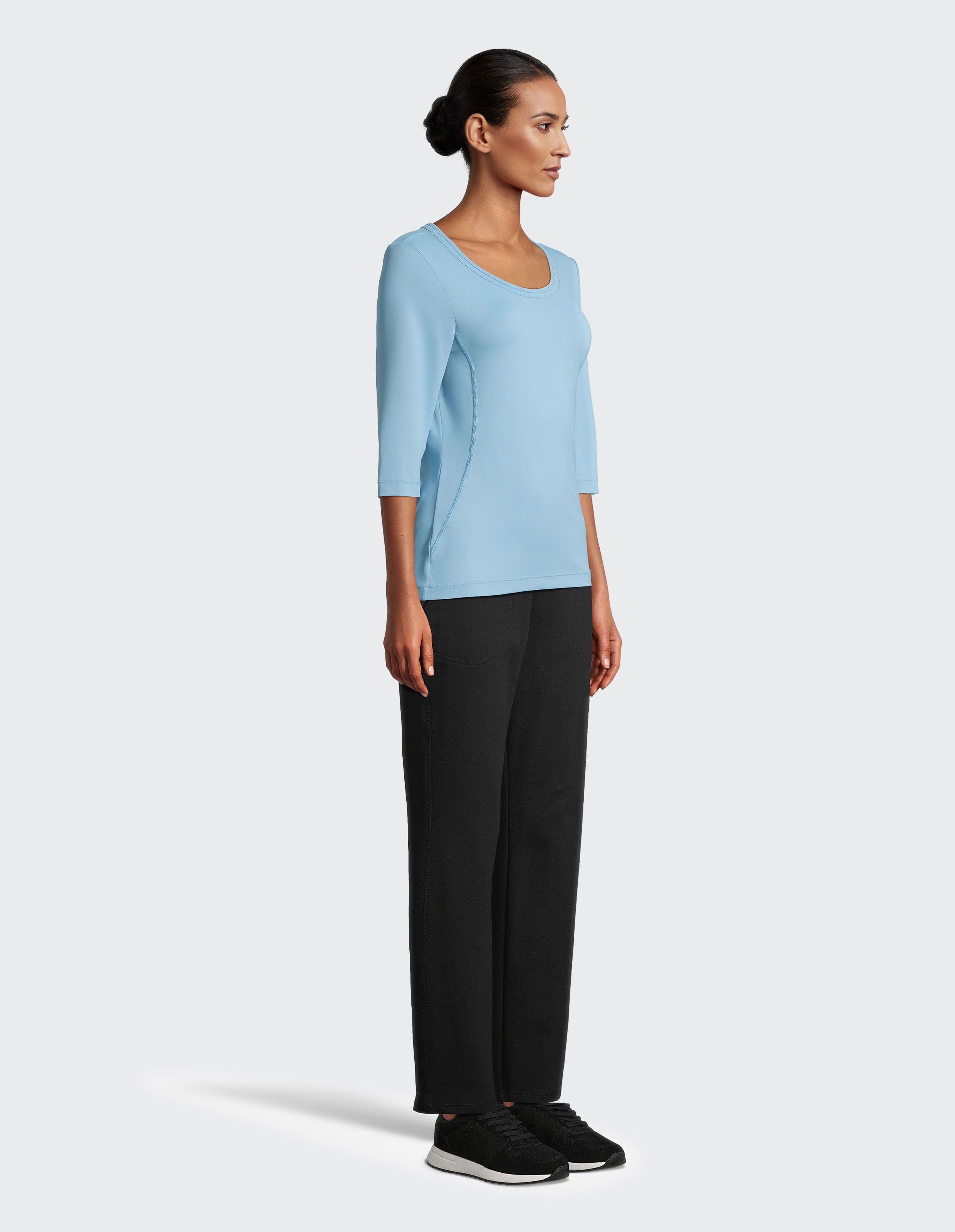 Hellblaues Shirt mit dreiviertellangen Ärmeln und rundem Halsausschnitt, schlichtes Design ohne Muster, für Damen.