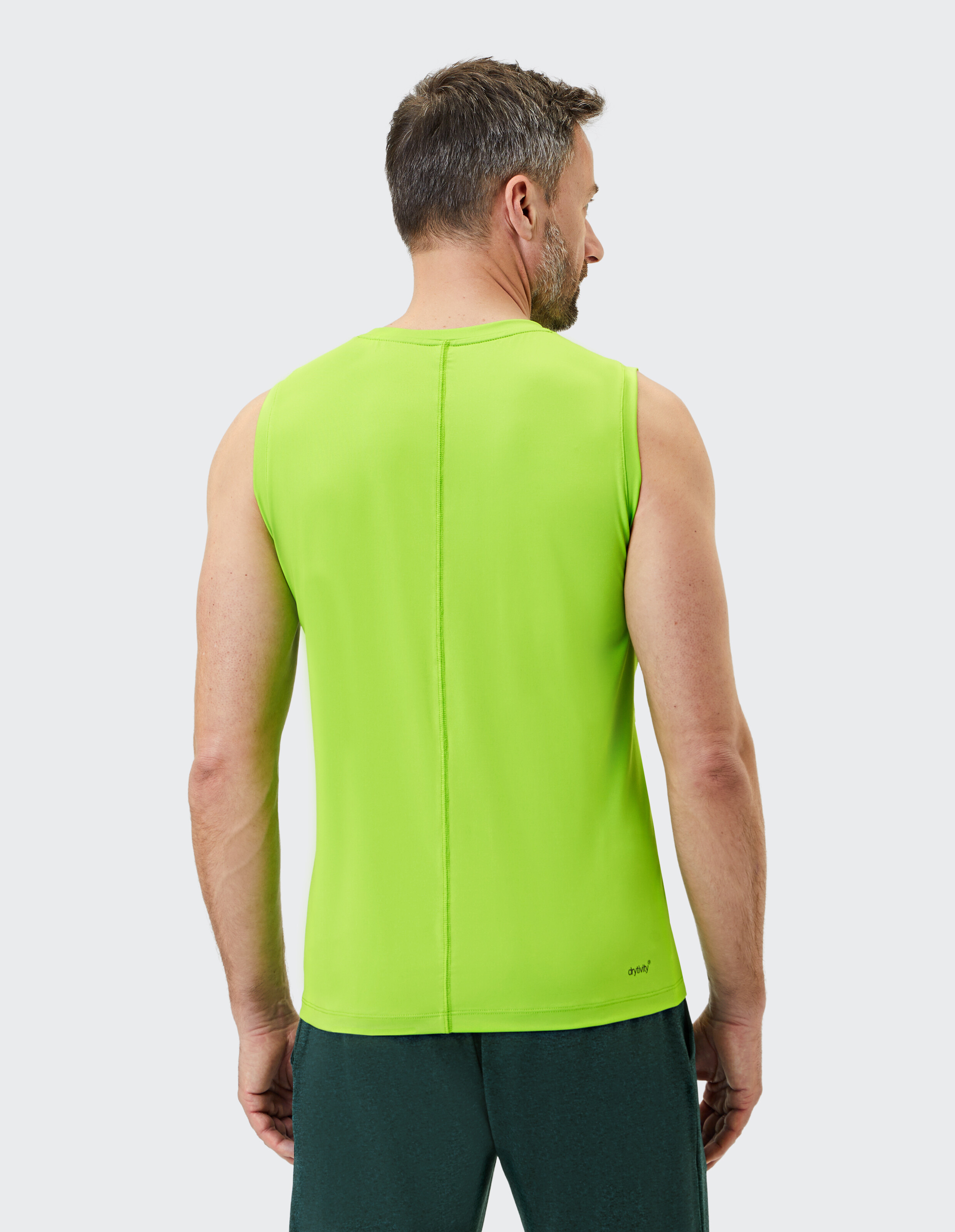 Mann trägt ein leuchtend lindgrünes, ärmelloses Tanktop für sportliche Freizeitkleidung.