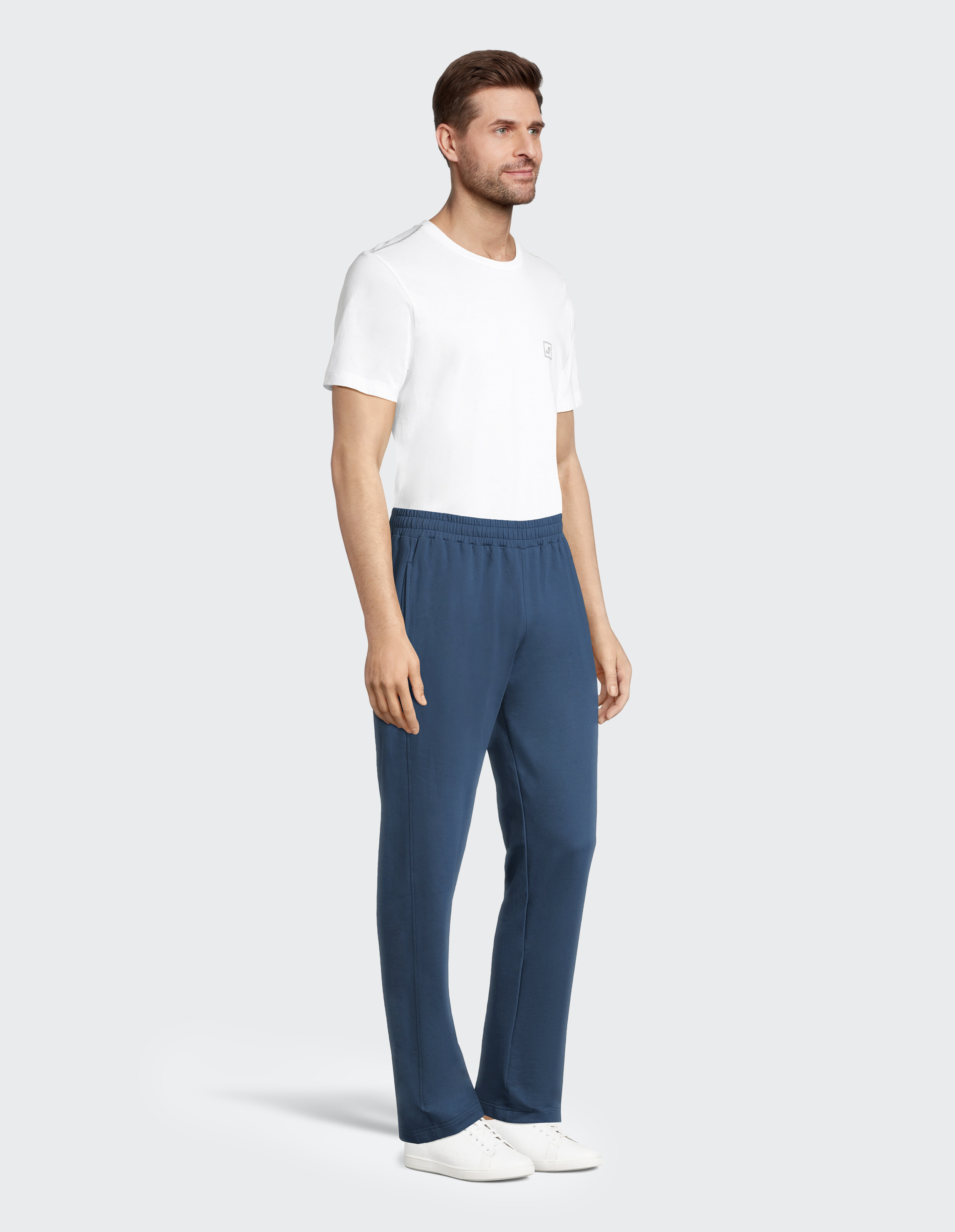 Dunkelblaue Jogginghose mit elastischem Bund und geradem Bein, geeignet für Freizeit und Sport, aus weichem Material gefertigt.