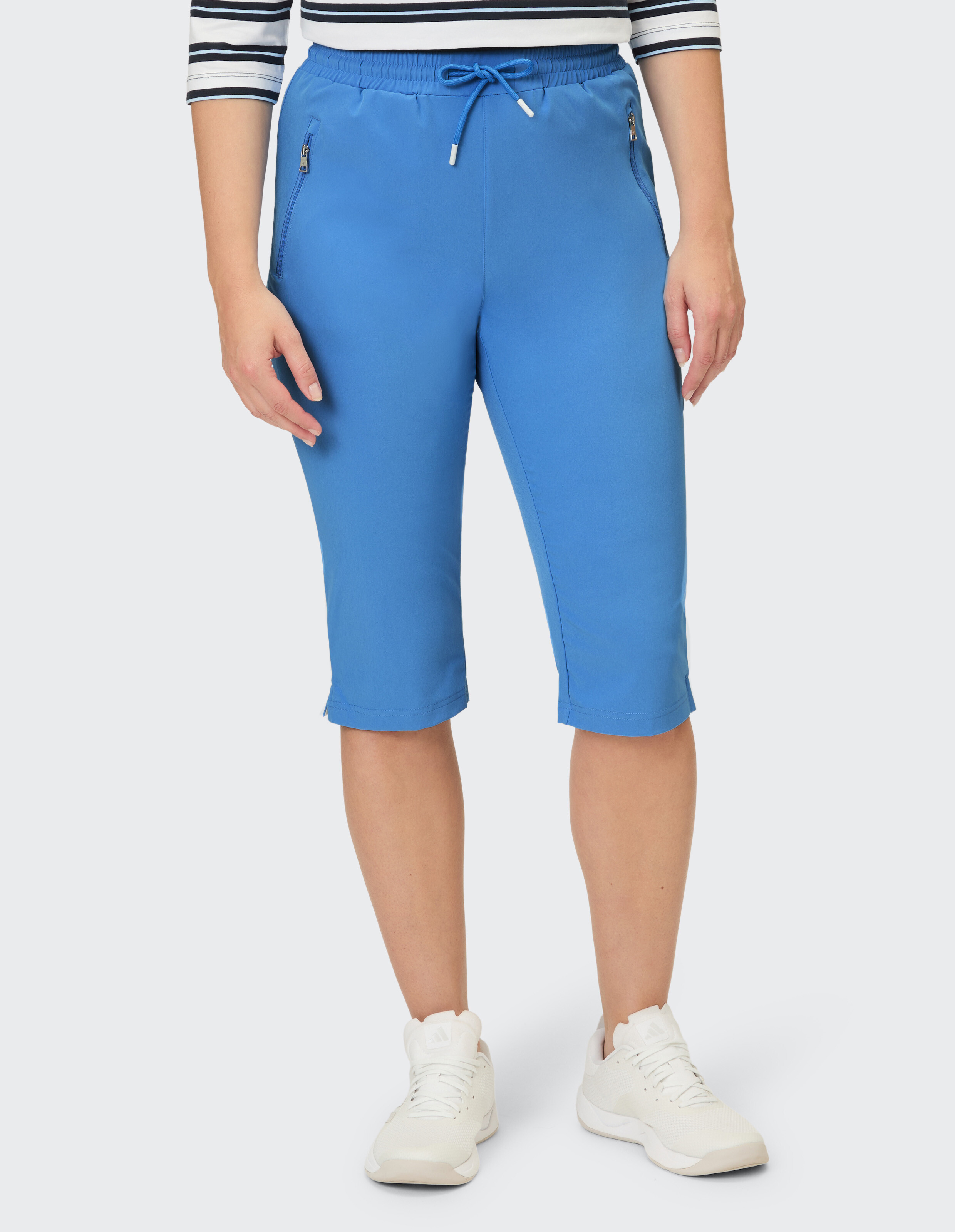 Blaue Caprihose für Damen mit Reißverschlusstaschen, perfekt für Freizeitkleidung.