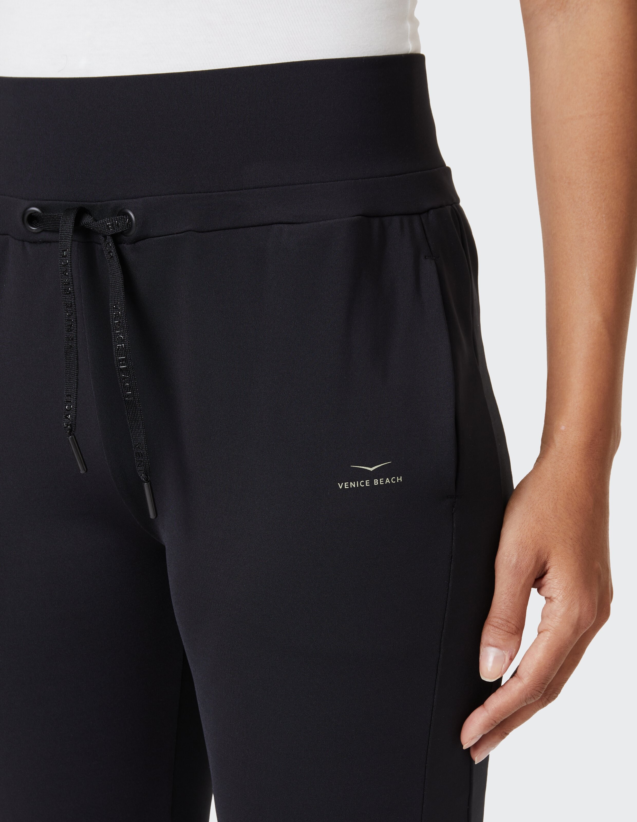 Schwarze, lässige Lounge-Hose von Venice Beach mit hohem Bund und Kordelzug.