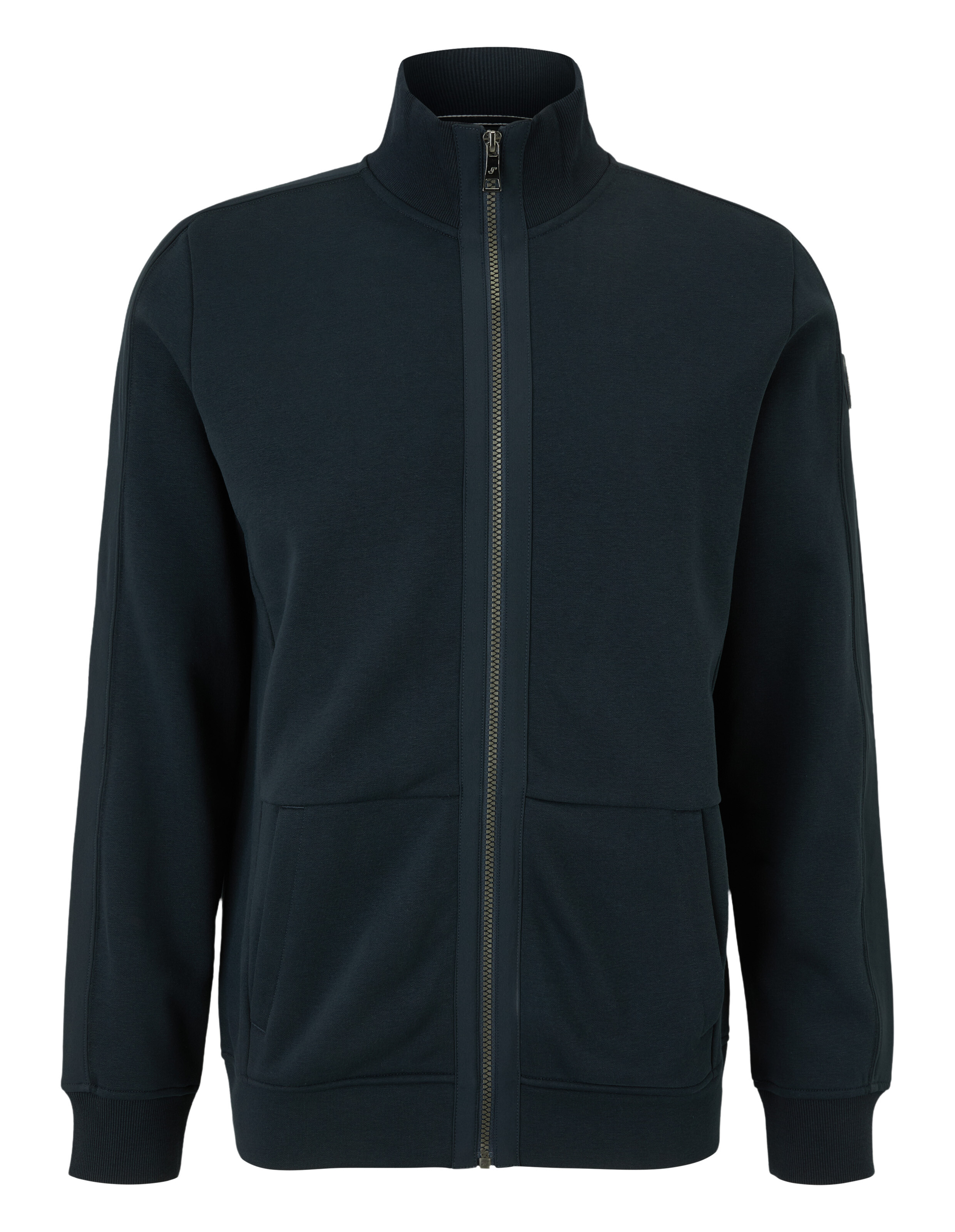 Dunkelblauer, langärmeliger Zip-Up-Sweater mit hohem Kragen und gerippten Bündchen, vorderseitig zwei Taschen ohne Aufdruck.